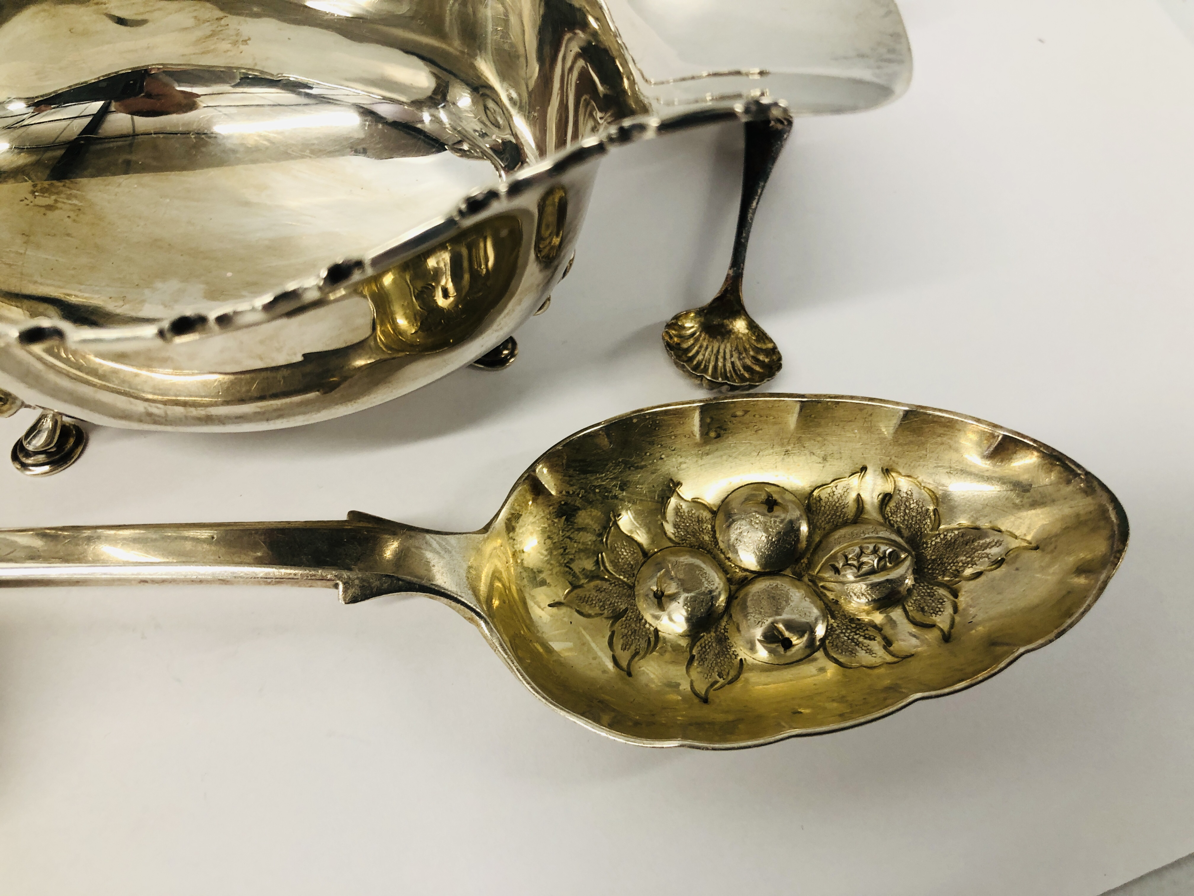 COLLECTION OF SILVER TO INCLUDE SILVER SAUCE BOAT, BIRMINGHAM ASSAY, SILVER SERVIETTE RING AND TOP, - Image 6 of 17