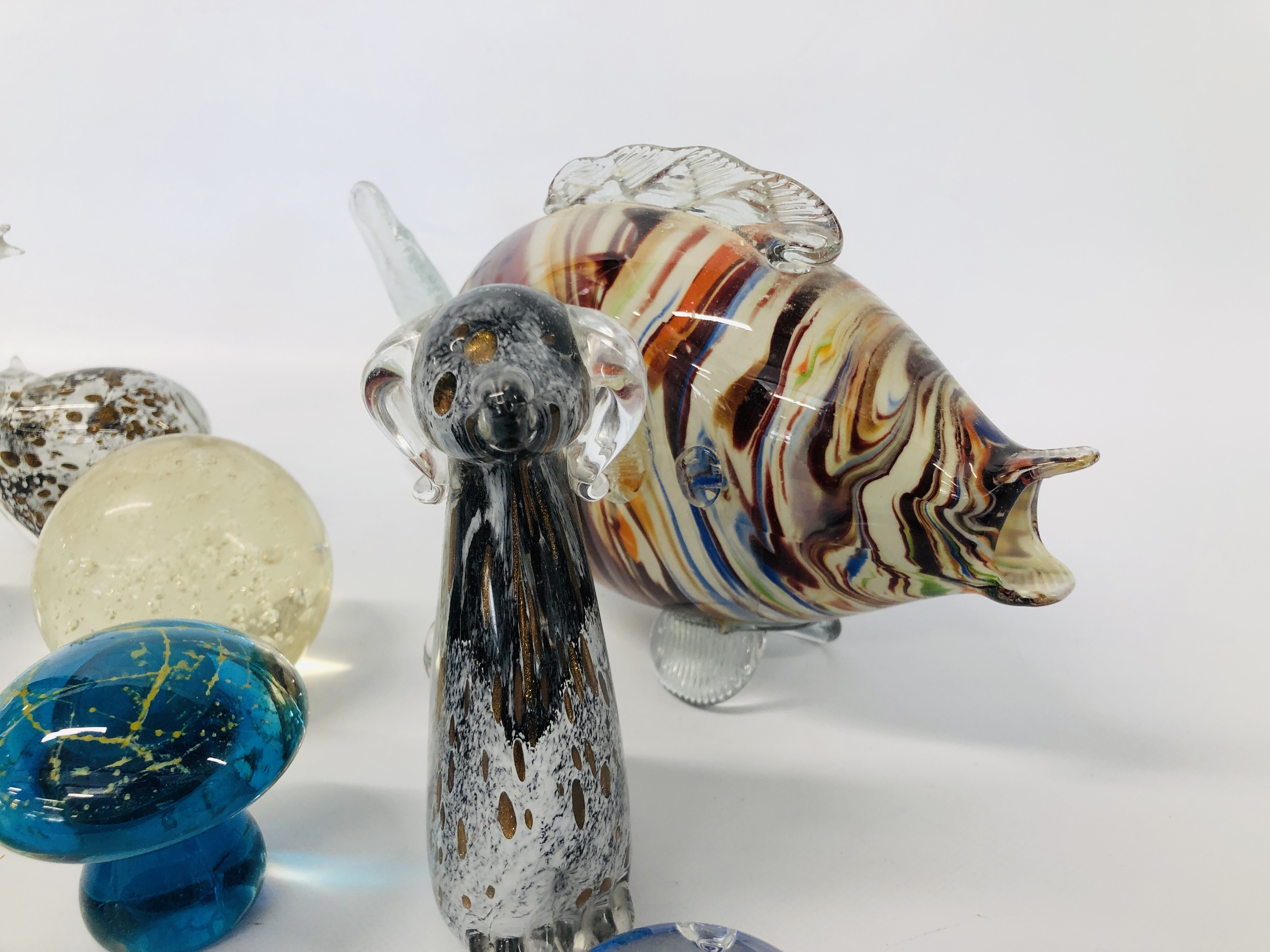 COLLECTION OF ART GLASS PAPERWEIGHTS TO INCLUDE MADINA MUSHROOMS AND AN ART GLASS MURANO STYLE FISH - Image 5 of 6