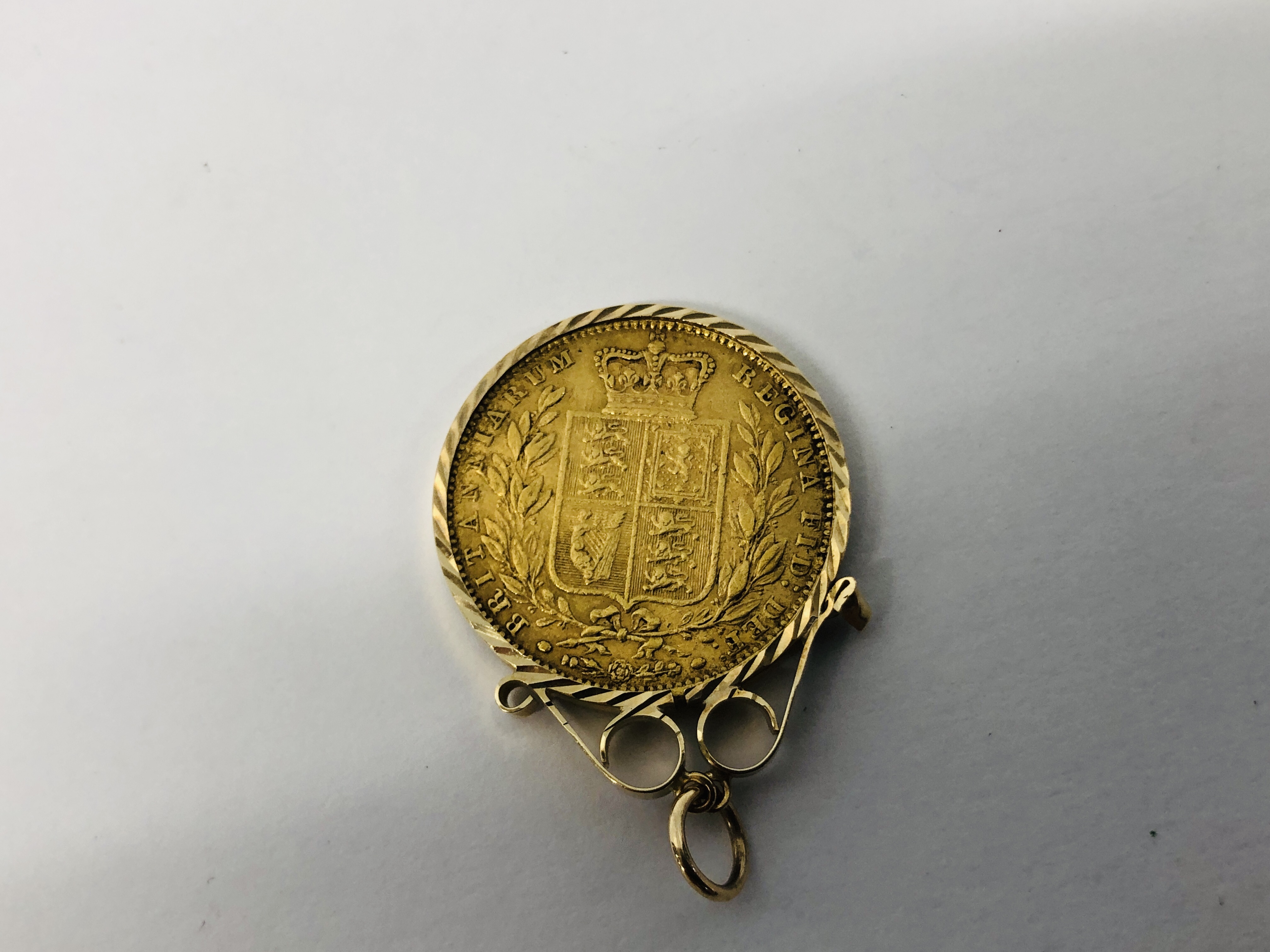 1855 GOLD SOVEREIGN - VICTORIA YOUNG HEAD, SHIELD BACK LONDON IN 9CT GOLD PENDANT MOUNT. - Image 3 of 5