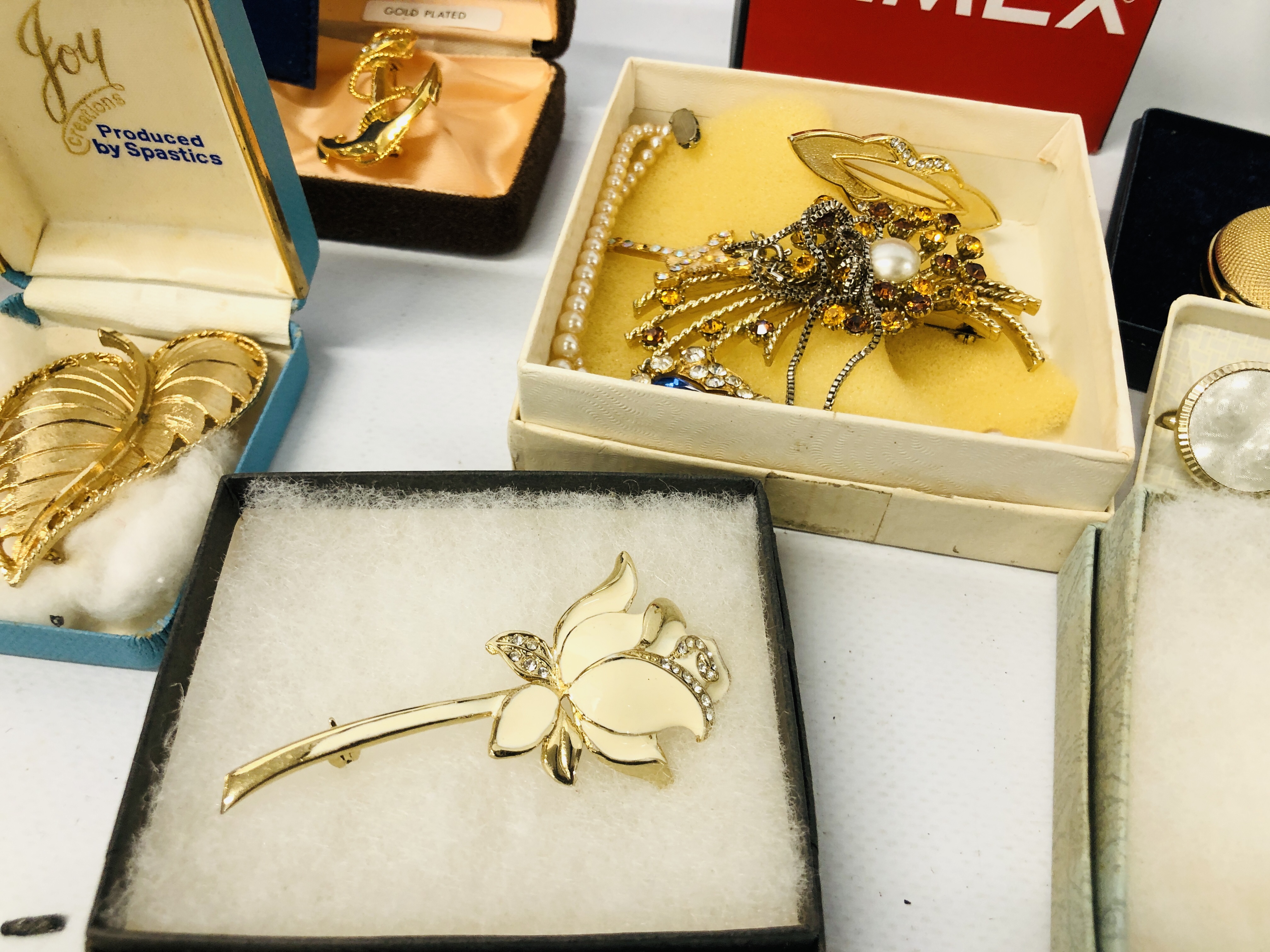 A COLLECTION OF COSTUME JEWELLERY TO INCLUDE BROOCHES, NECKLACES, WRIST WATCHES, CUFF LINKS ETC. - Image 3 of 10