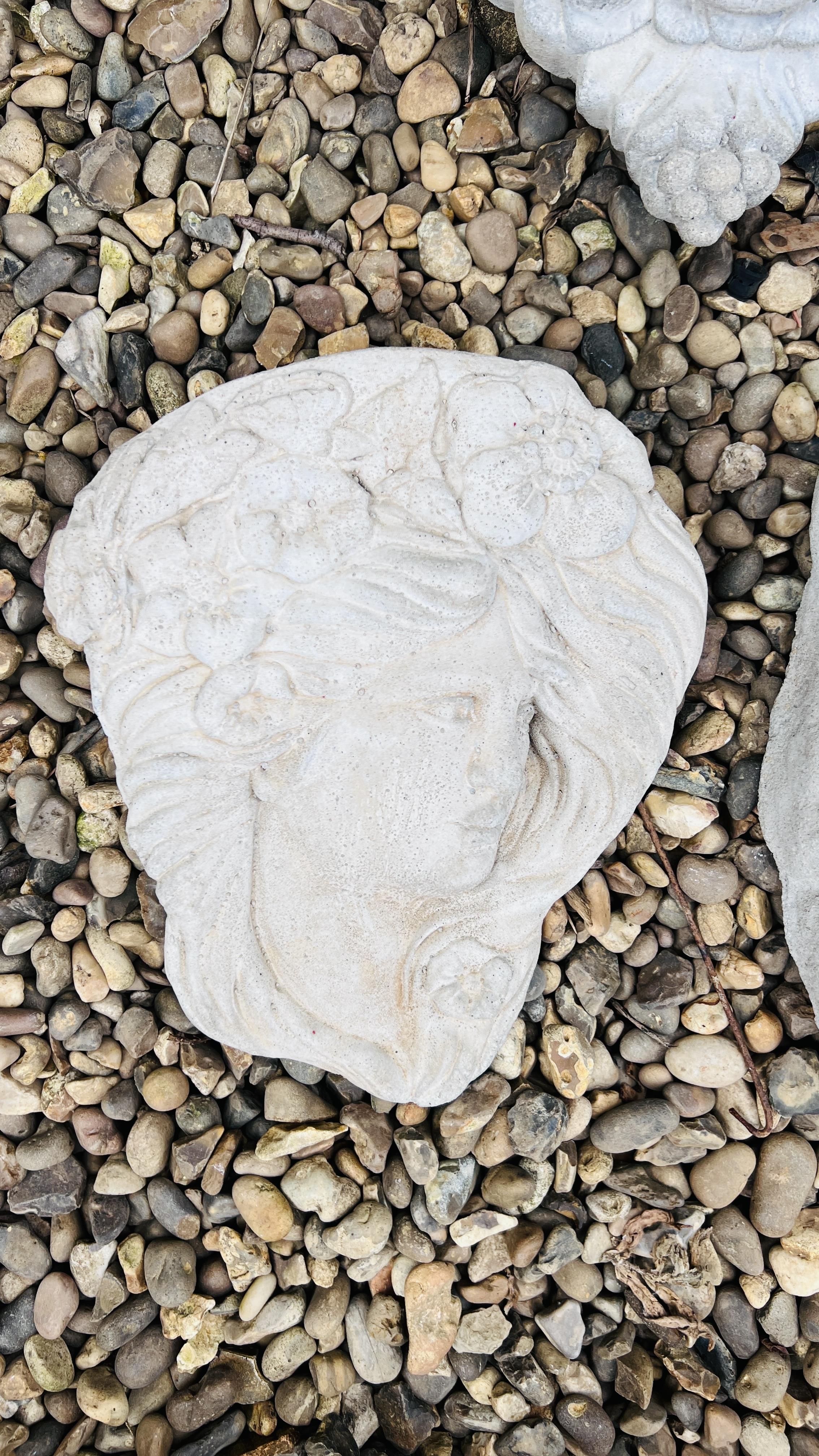 A COLLECTION OF STONEWORK GARDEN FEATURES TO INCLUDE LION HEAD MASK, DECO WALL POCKET, - Image 3 of 4