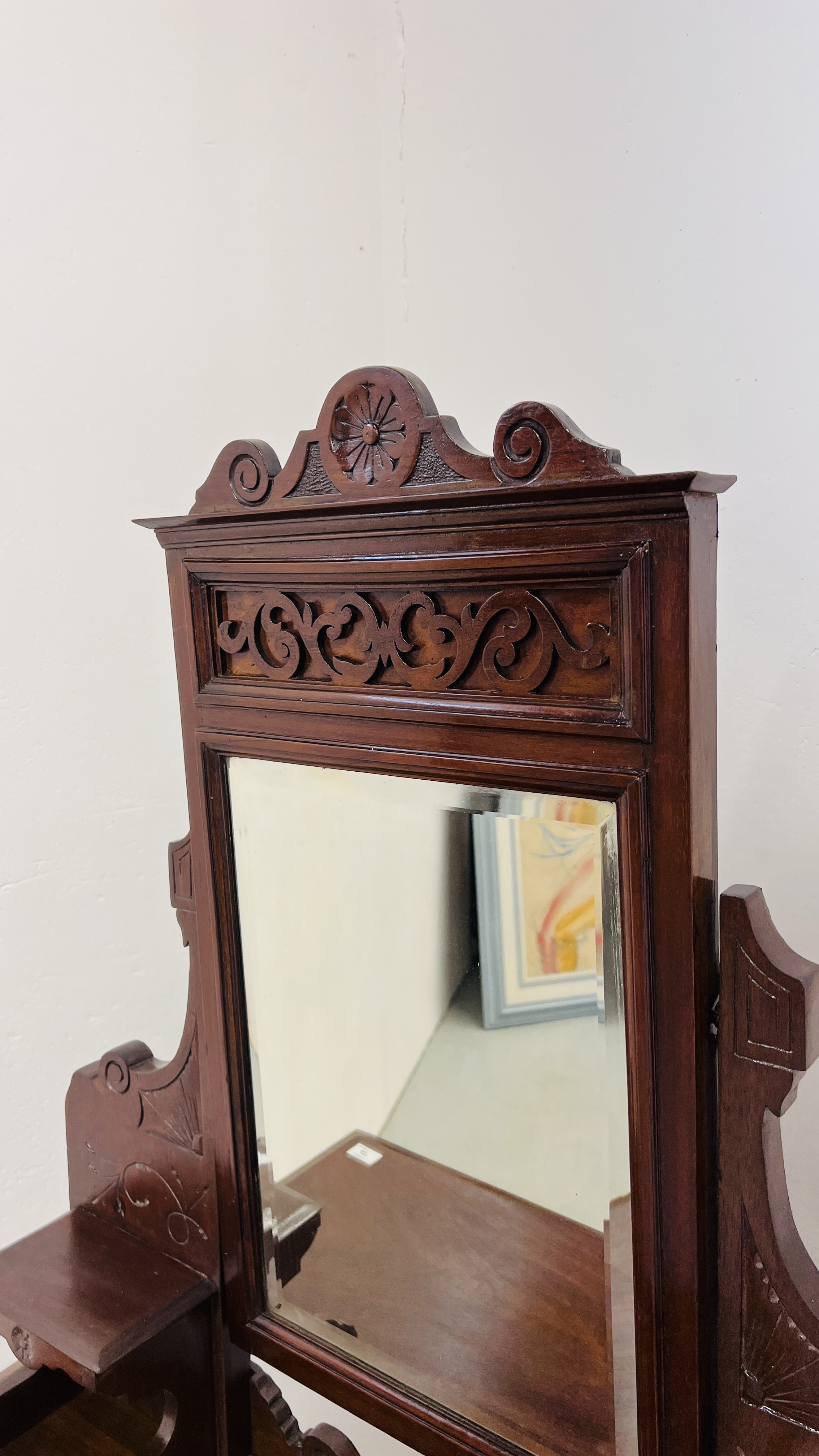 EDWARDIAN MAHOGANY TWO DRAWER DRESSING TABLE, CENTRAL MIRROR ON TURNED LEGS WIDTH 91CM. DEPTH 43CM. - Image 3 of 7