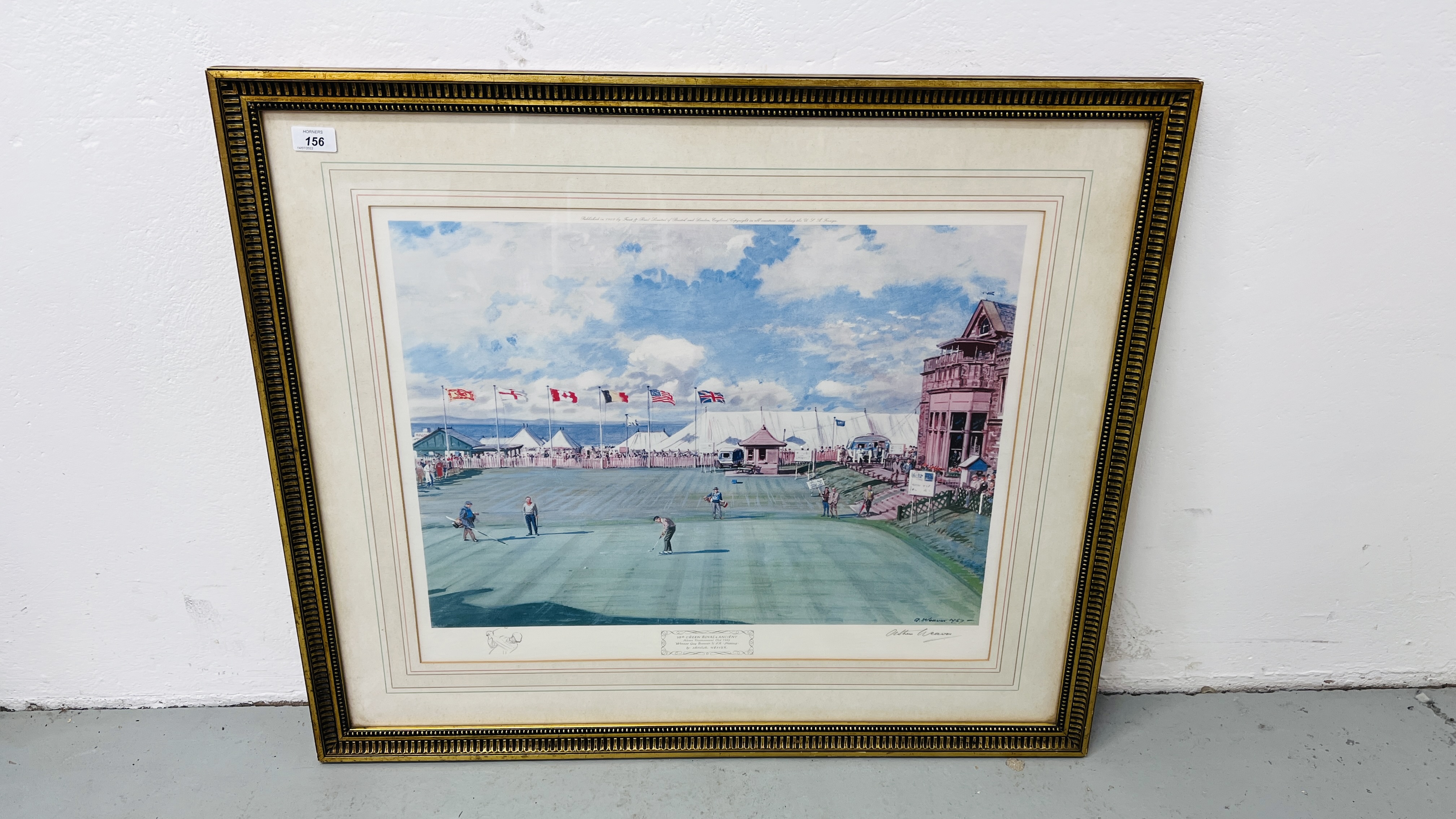 A GILT FRAMED AND MOUNTED ARTHUR WEAVER GOLFING PRINT "18th GREEN ROYAL & ANCIENT" 50CM X 62CM.