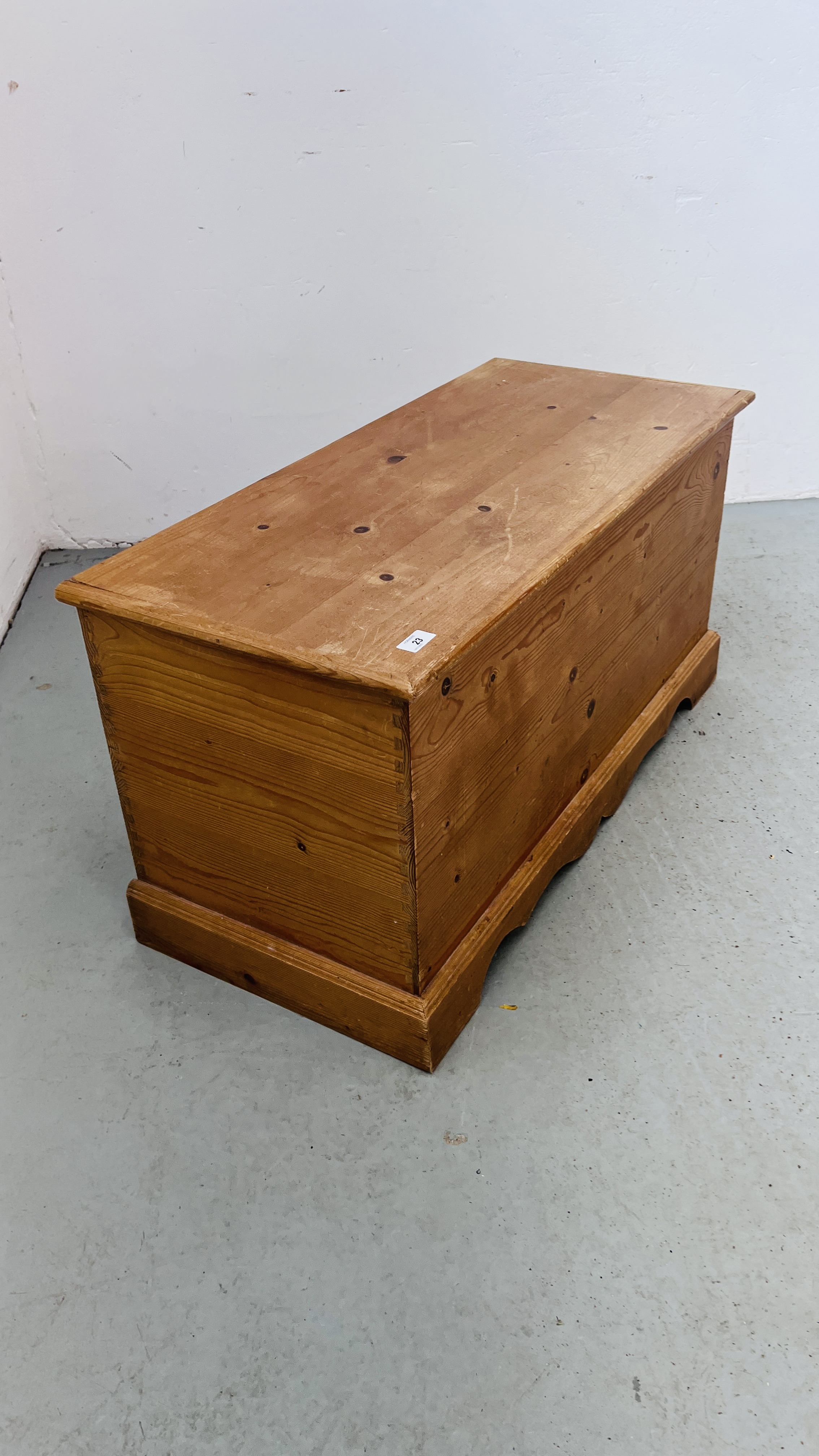 A SOLID PINE BLANKET BOX WIDTH 96CM. DEPTH 42CM. HEIGHT 49CM. - Image 3 of 6