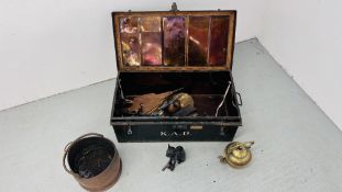 A VINTAGE METAL TRUNK AND CONTENTS TO INCLUDE BRASS KETTLE, BELLOWS, SKILLET, TRIVET, FIRE IRONS,