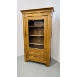 A LARGE SOLID OAK SHELVED CABINET WITH DRAWER TO BASE W 99CM, D 40CM, H 171CM.