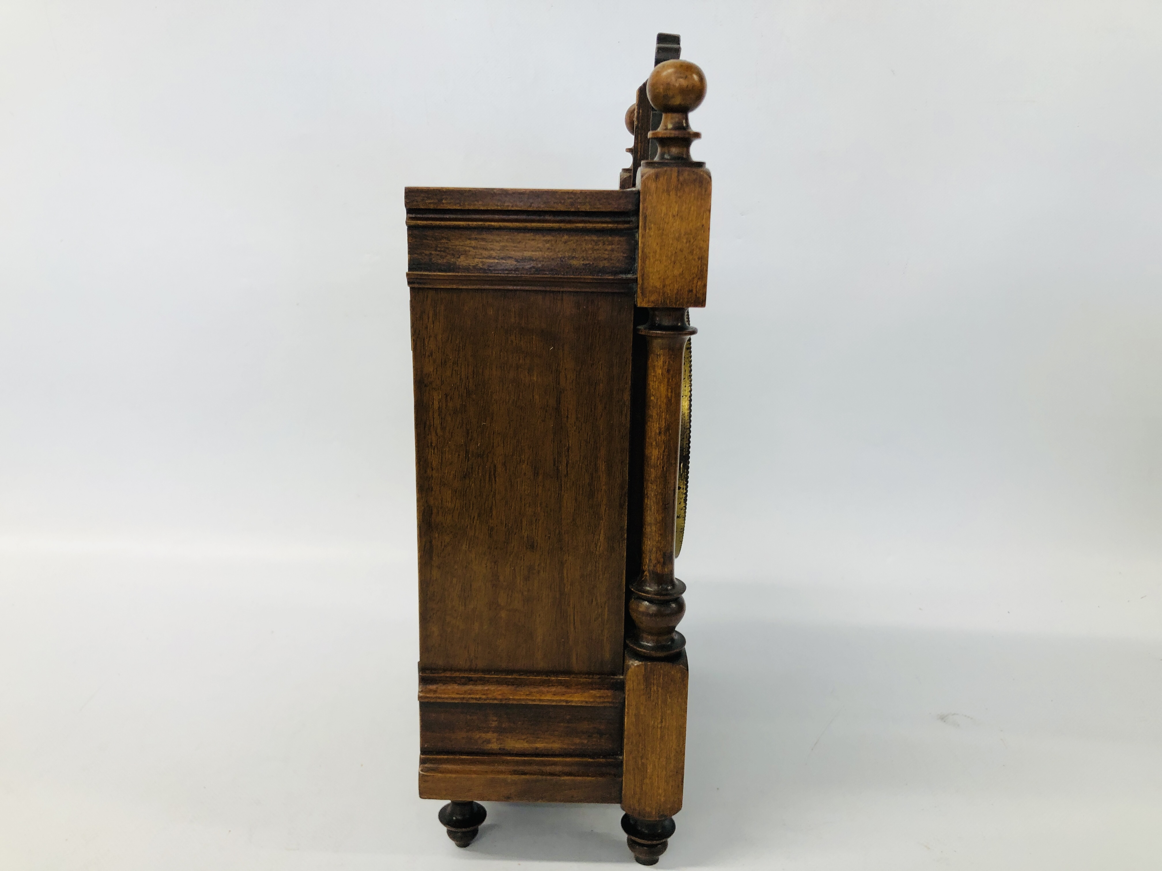 A OAK CASED MANTEL CLOCK WITH CARVED DETAIL AND PENDULUM H 39CM. - Image 6 of 8