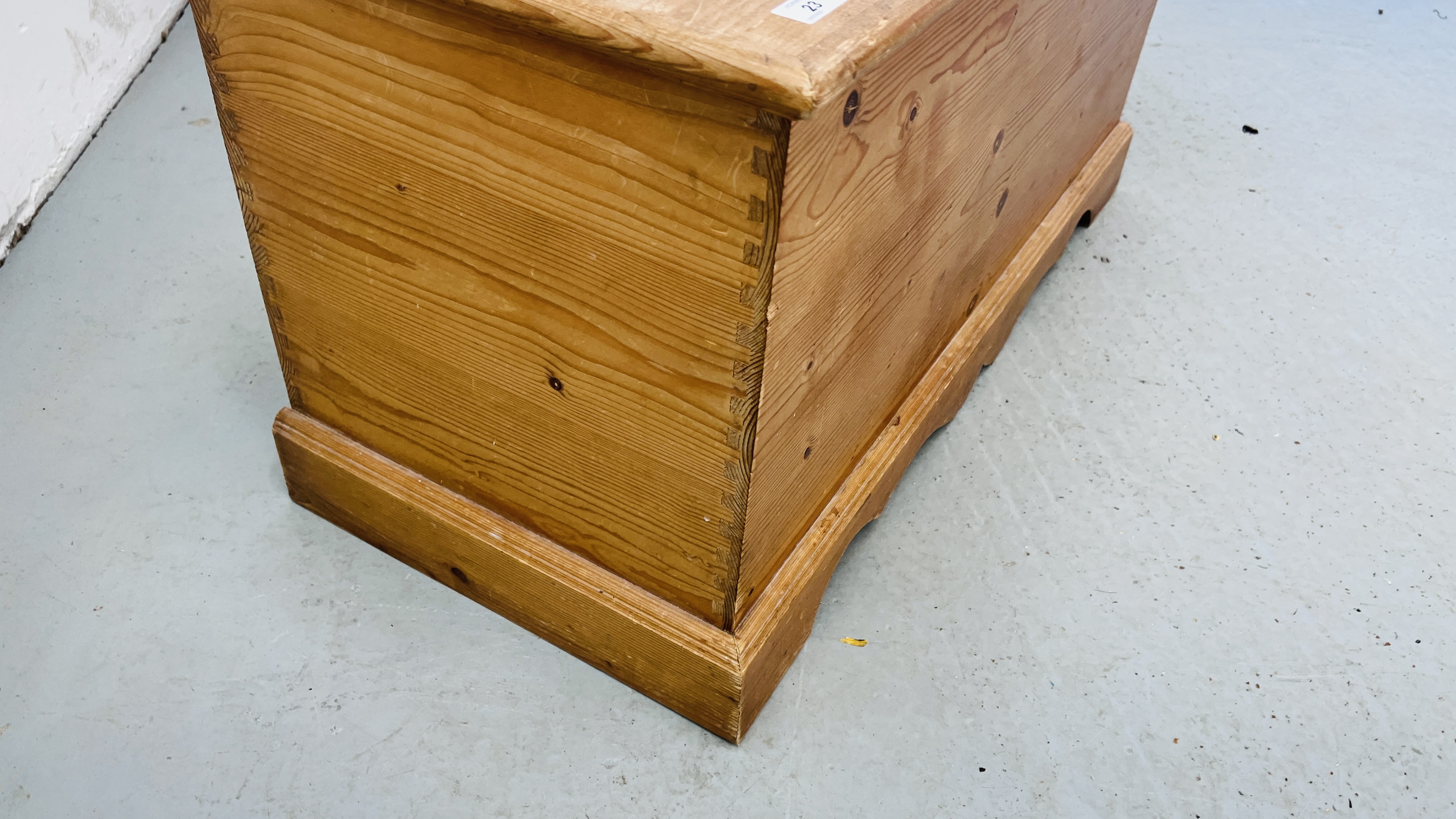 A SOLID PINE BLANKET BOX WIDTH 96CM. DEPTH 42CM. HEIGHT 49CM. - Image 5 of 6