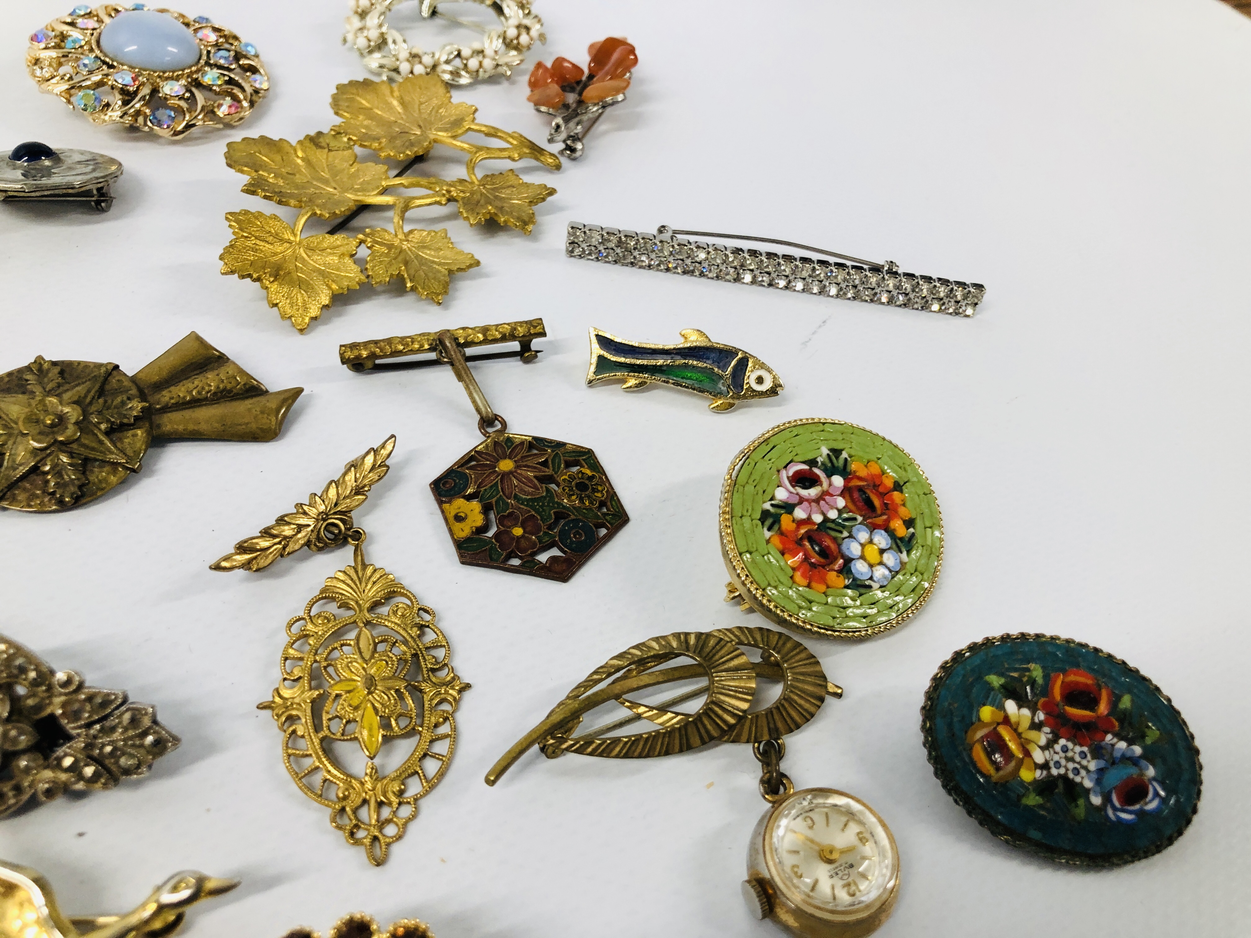 BOX OF VINTAGE BROOCHES TO INCLUDE MICRO MOSAIC ETC. - Image 5 of 6