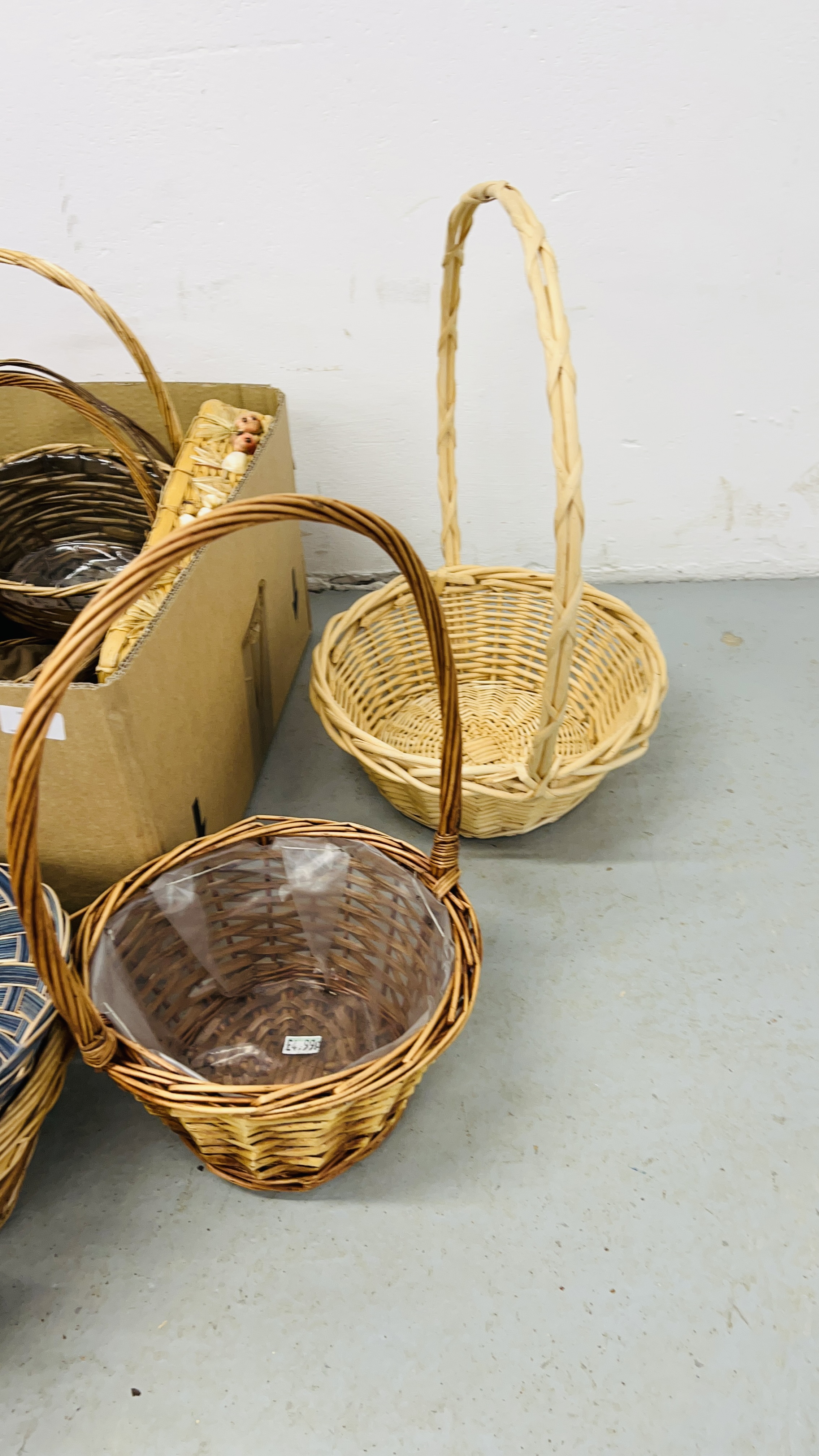 A COLLECTION OF ASSORTED BASKET WARE. - Image 4 of 7