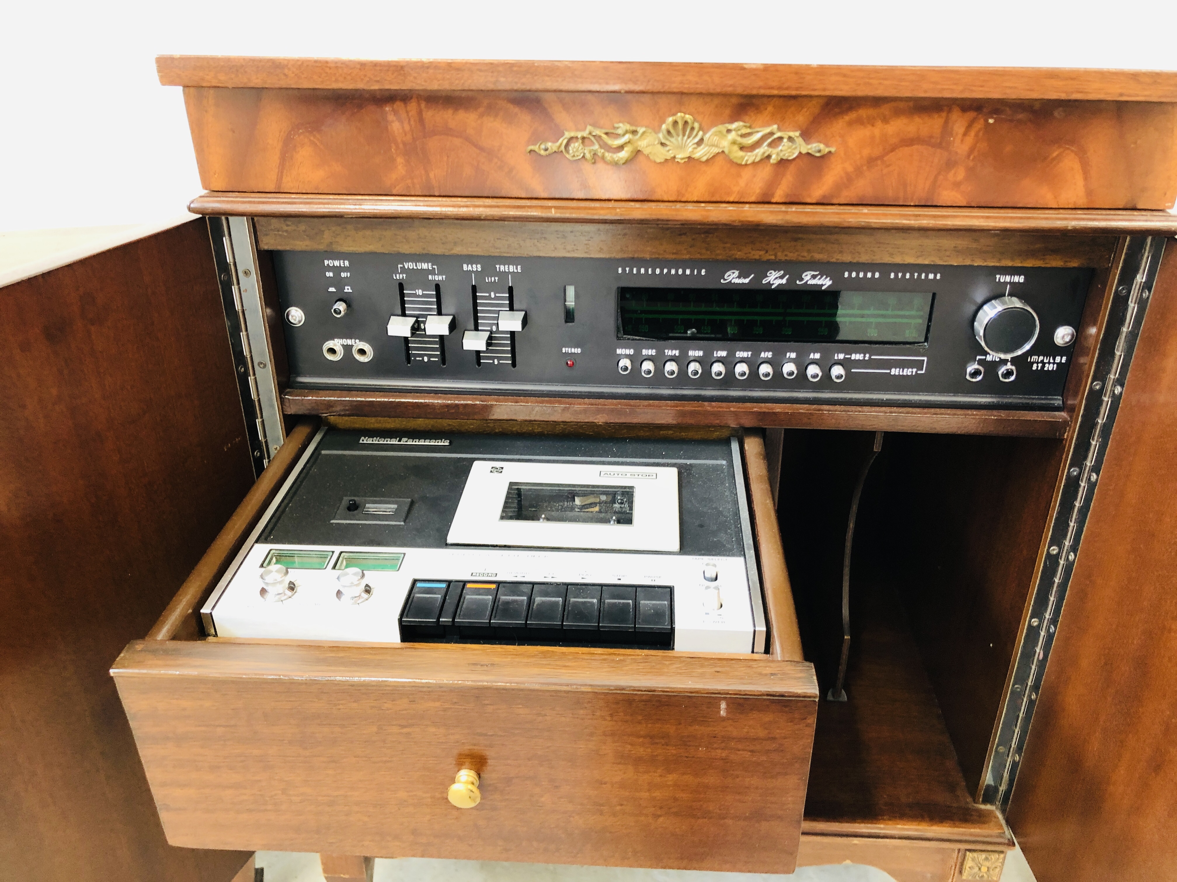A VINTAGE WORCESTER PHF8 RADIOGRAM MODEL ST201/A COMPLETE WITH TWO SPEAKERS W 55CM X H 73CM - Image 6 of 11
