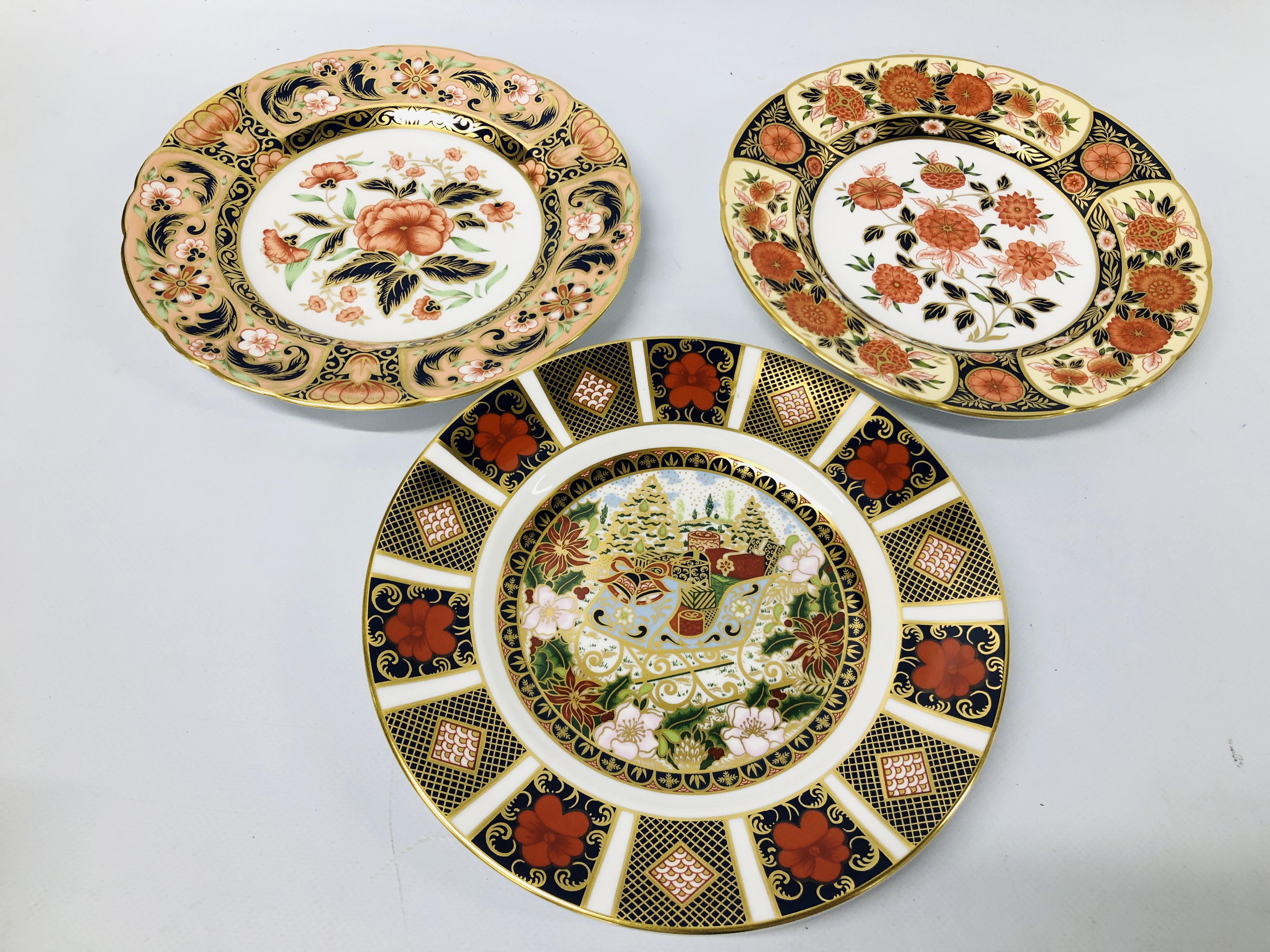 COLLECTION OF SIX ROYAL CROWN DERBY PLATES TO INCLUDE TWO IMARI, CHRYSANTHEMUM GOLDEN PEONY, - Image 4 of 6