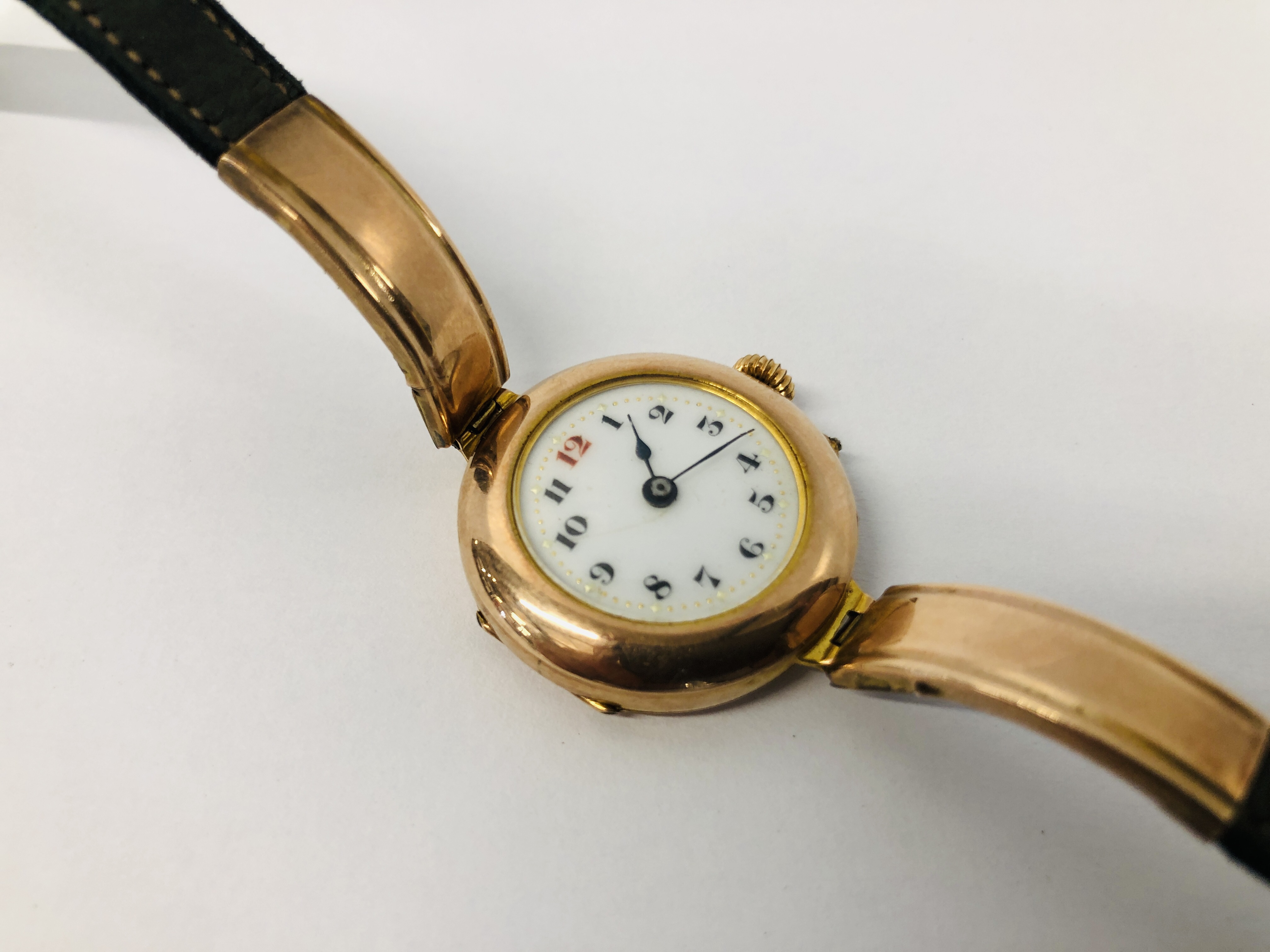 A VINTAGE 9CT GOLD CASED LADIES WRIST WATCH WITH SWISS MANUAL MOVEMENT ON LEATHER STRAP. - Image 2 of 11