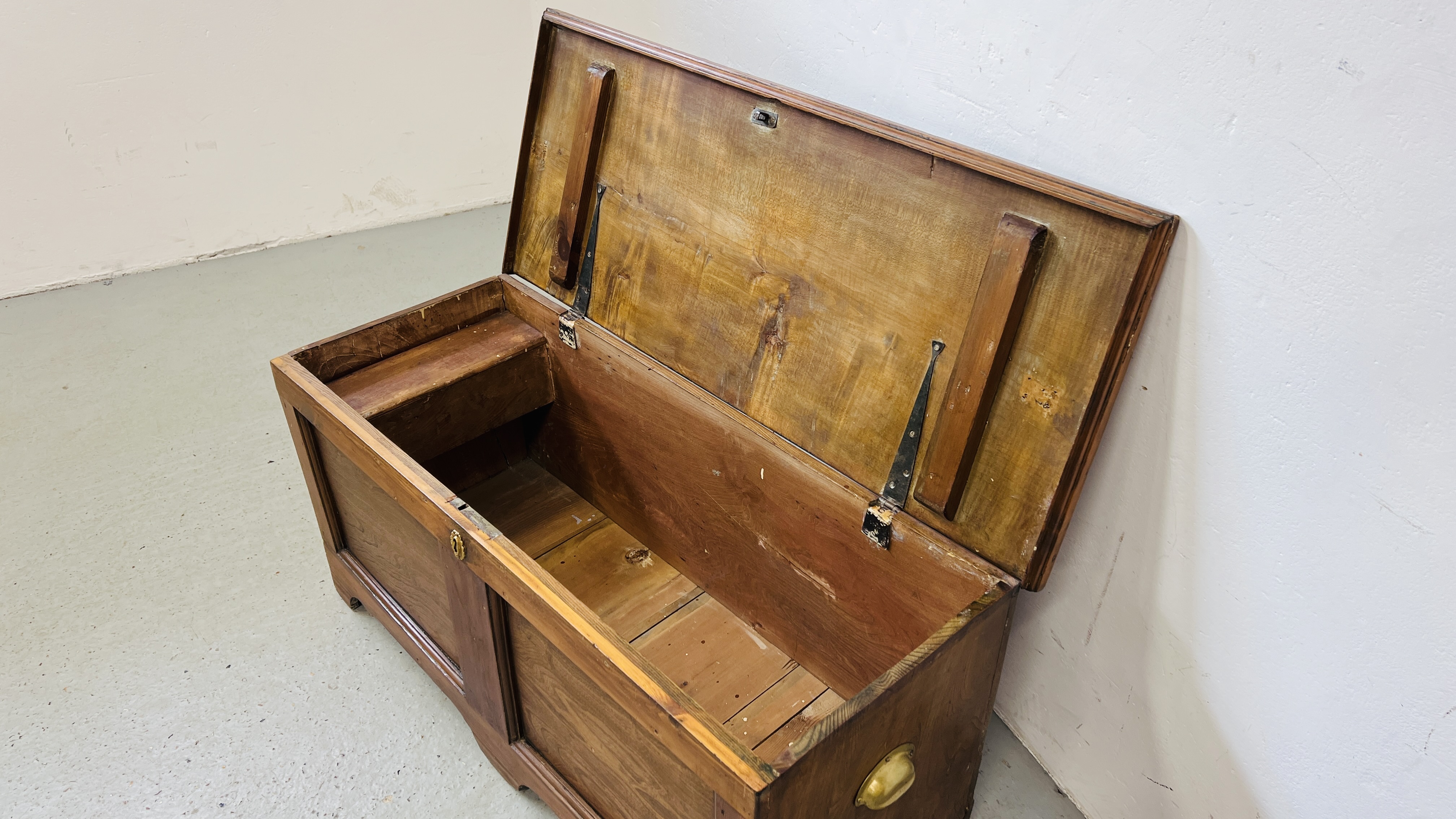 RUSTIC OAK BLANKET BOX WITH CANDLE BOX WIDTH 111CM. DEPTH 46CM. HEIGHT 53CM. - Image 6 of 9