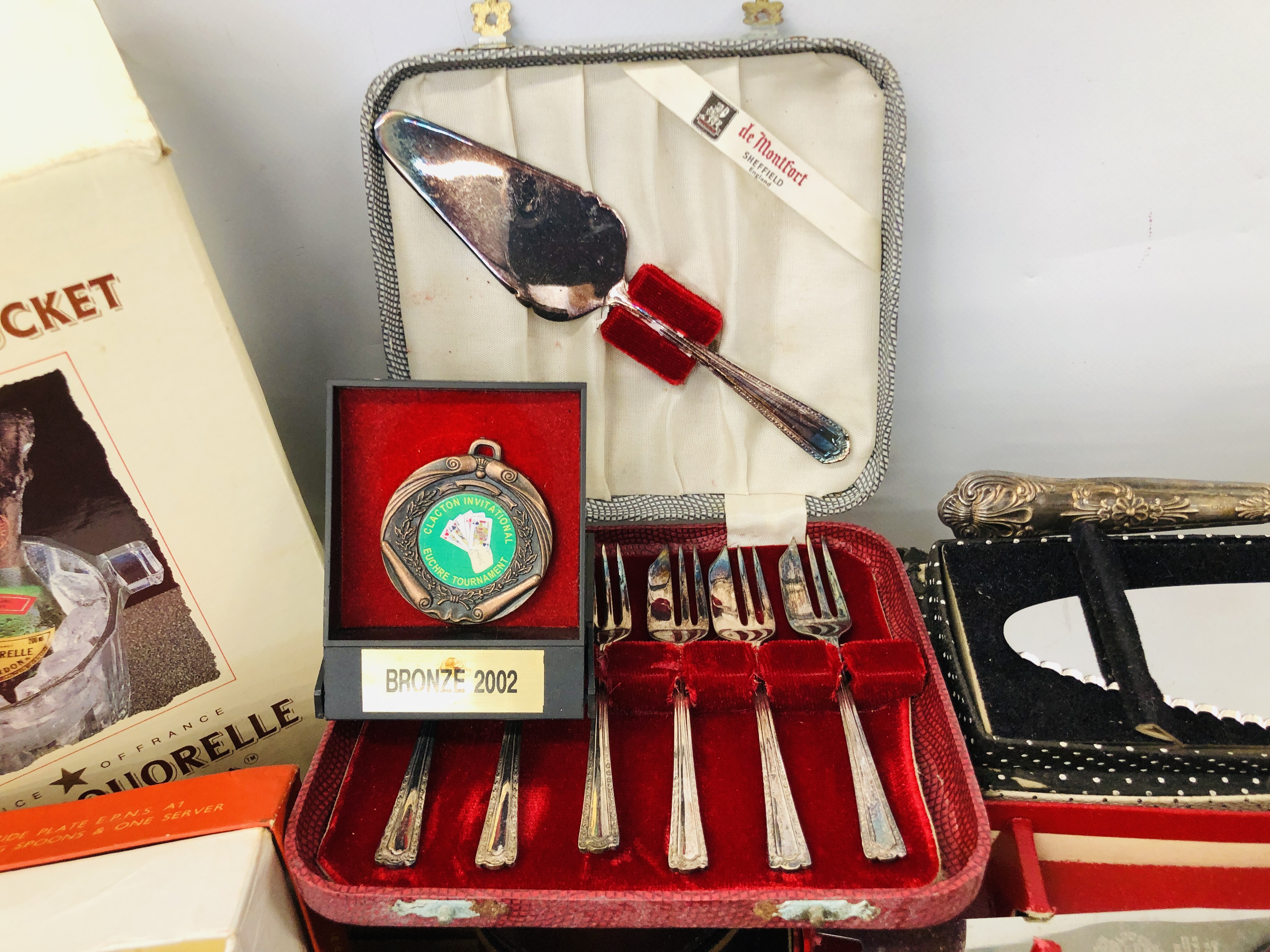 BOX OF COLLECTABLE'S TO INCLUDE VINTAGE CAMERA'S, HIP FLASKS, PHILIPS BULBS, BOXED PLATED CUTLERY, - Image 6 of 8