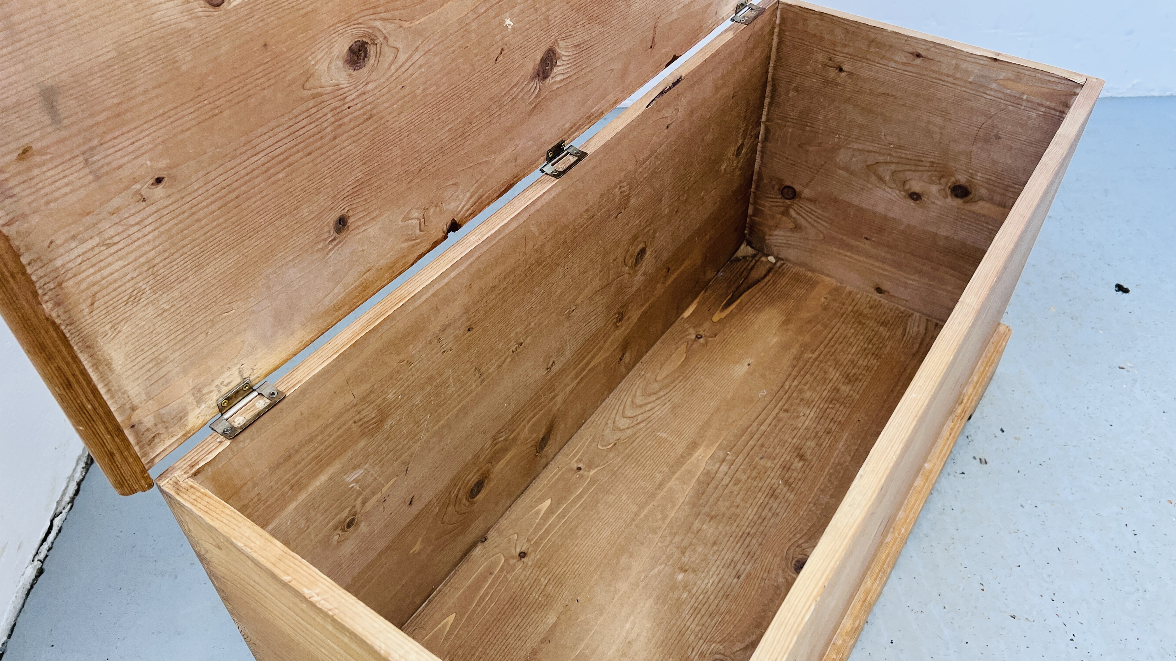 A SOLID PINE BLANKET BOX WIDTH 96CM. DEPTH 42CM. HEIGHT 49CM. - Image 6 of 6