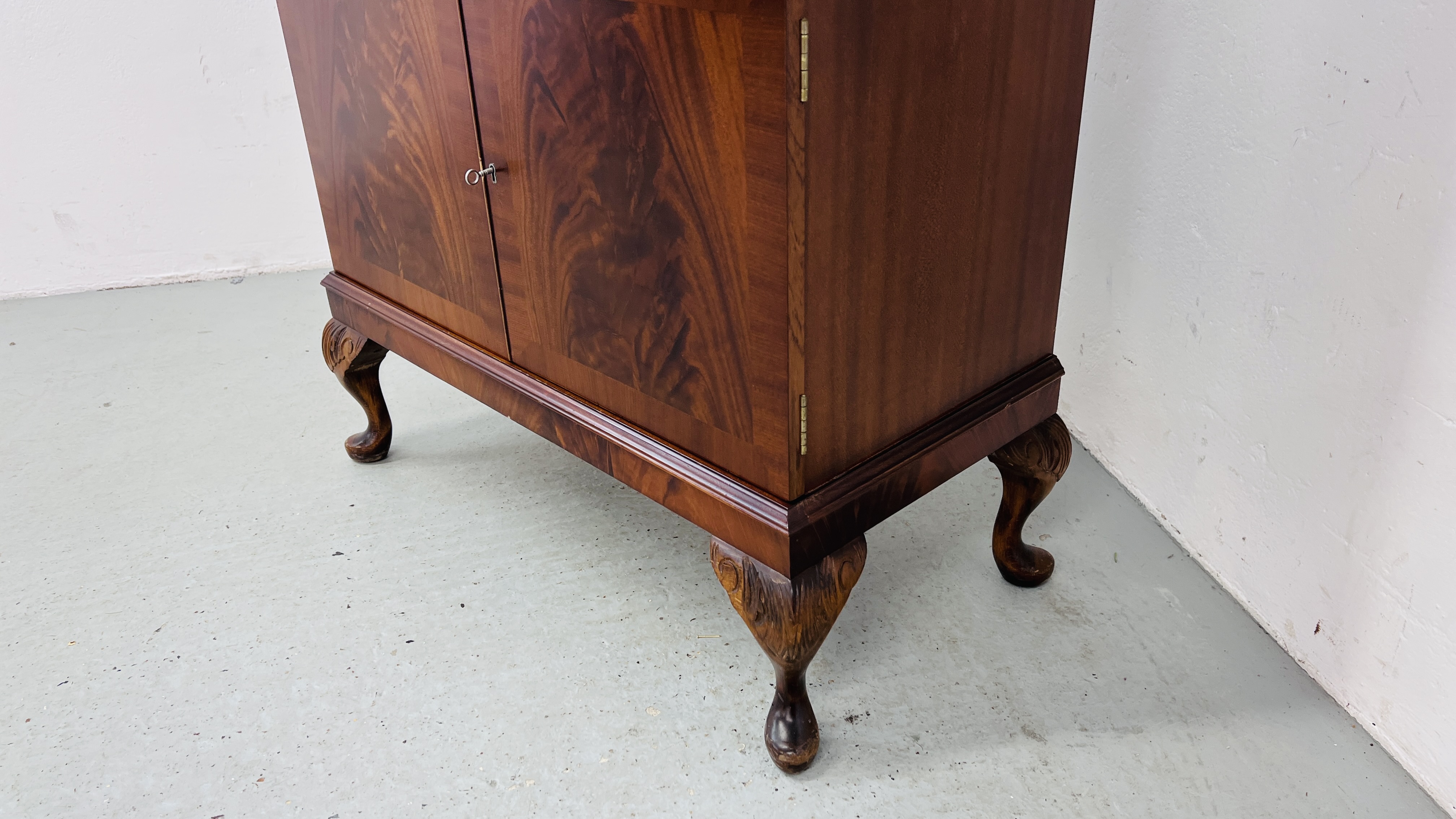 A GOOD QUALITY REPRODUCTION MAHOGANY FINISH DRINKS CABINET WITH MIRRORED INTERIOR STANDING ON - Image 5 of 12