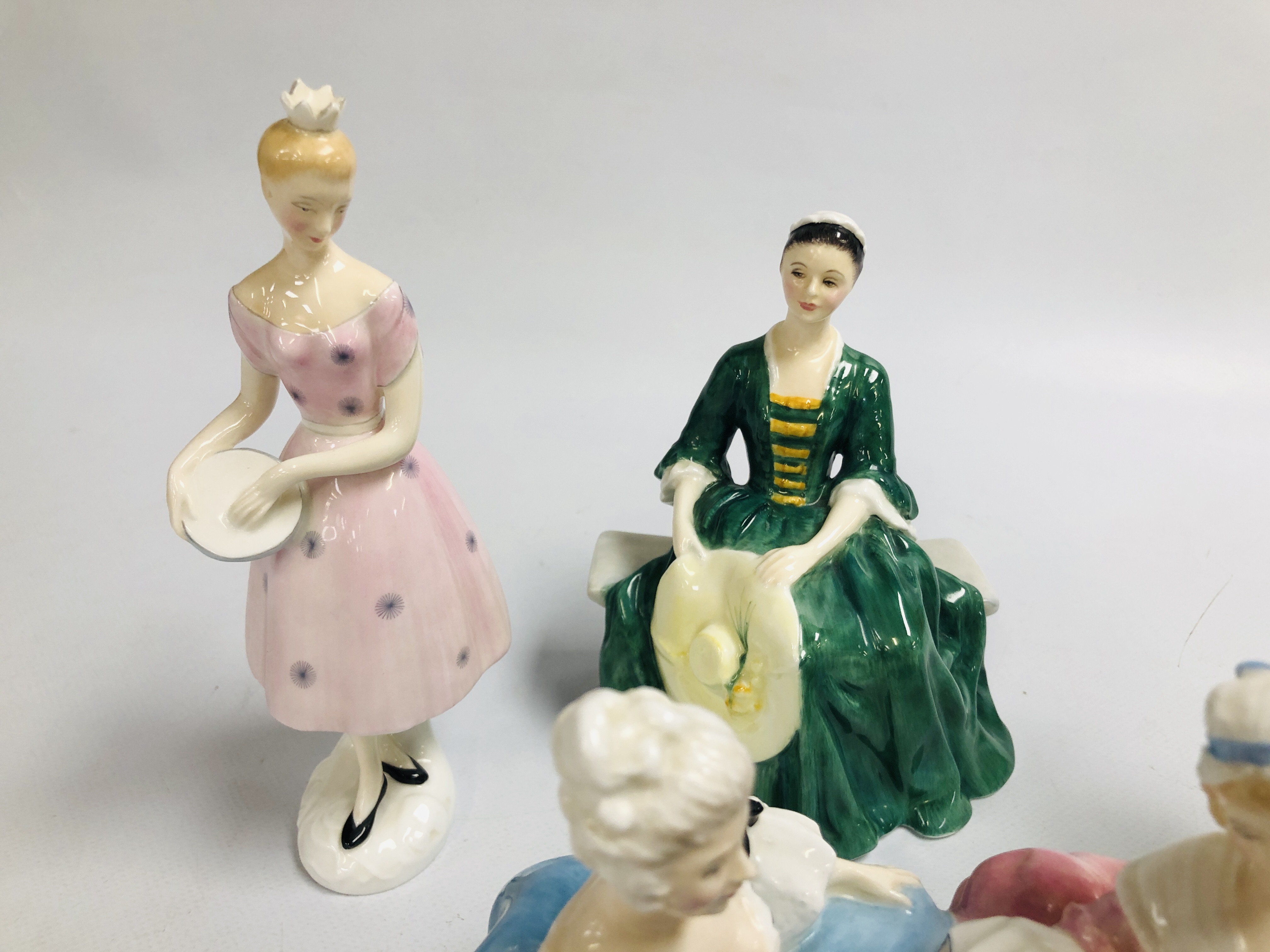 5 X ASSORTED ROYAL DOULTON CABINET FIGURES TO INCLUDE A LADY FROM WILLIAMSBURY HN 2228, - Image 3 of 7