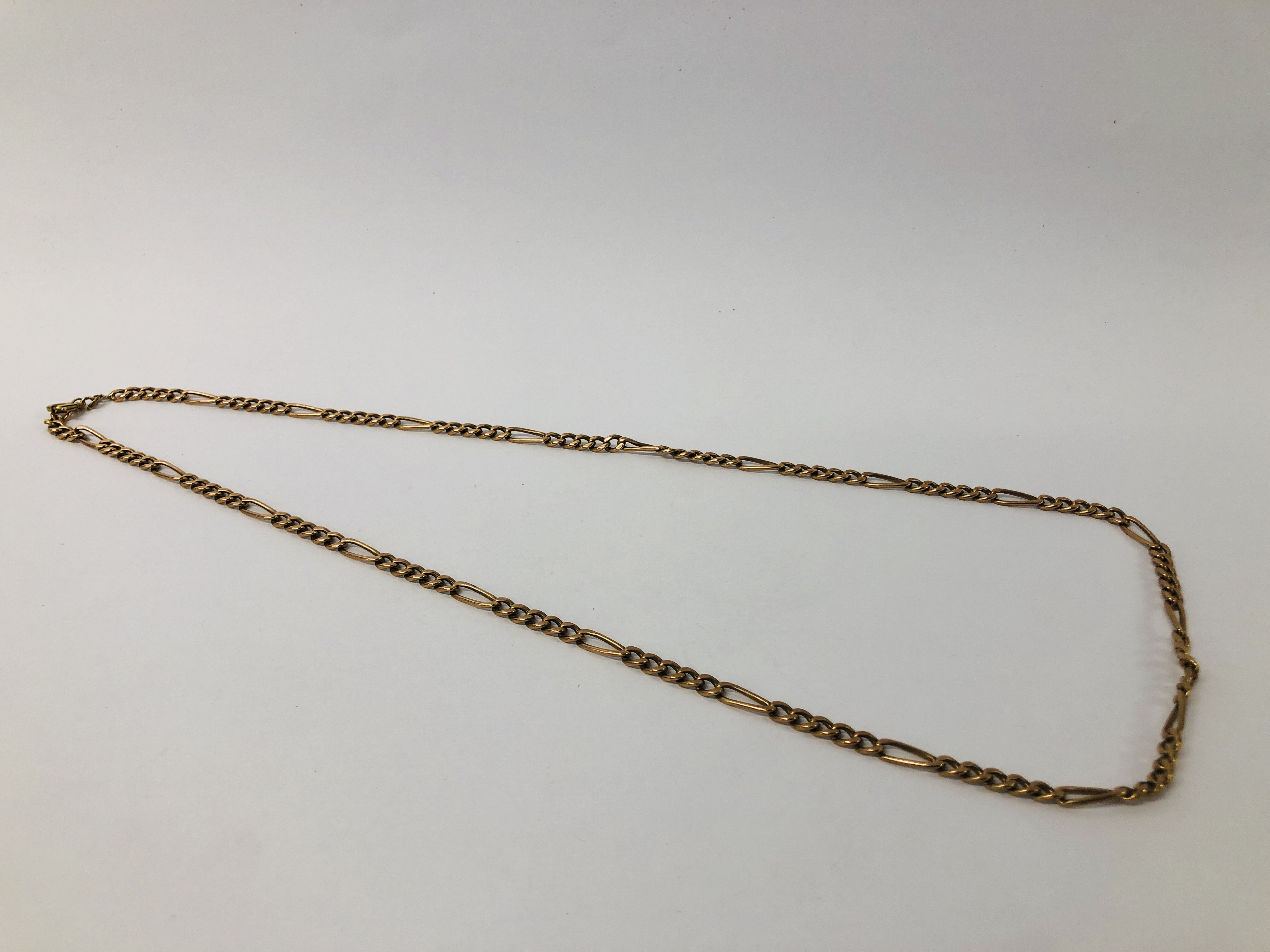 A 9CT GOLD FIGARO LINK NECKLACE LENGTH 64CM.