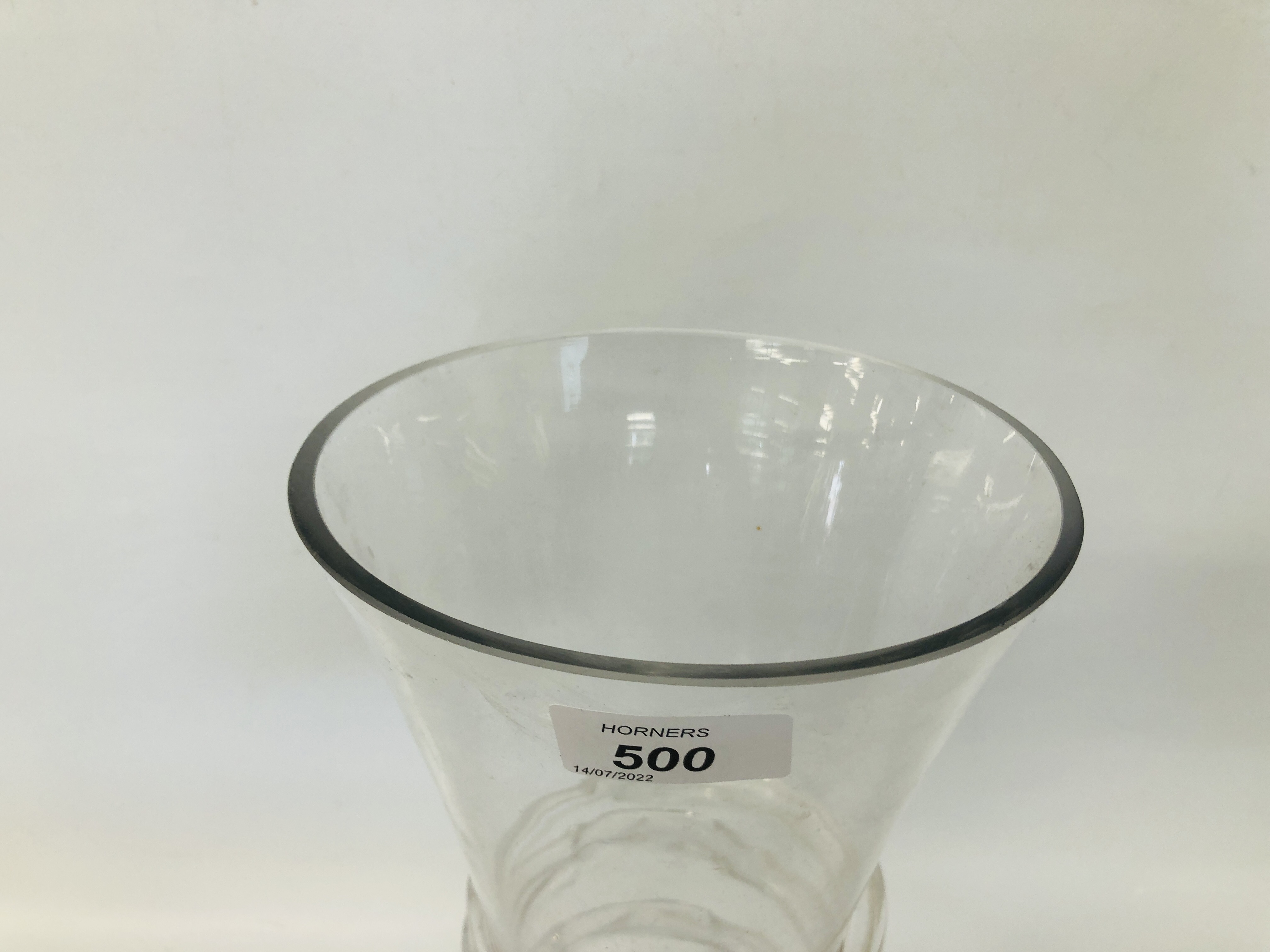 AN ATTRACTIVE CLEAR GLASS VASE H 39.5CM. - Image 2 of 3