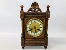 A OAK CASED MANTEL CLOCK WITH CARVED DETAIL AND PENDULUM H 39CM.