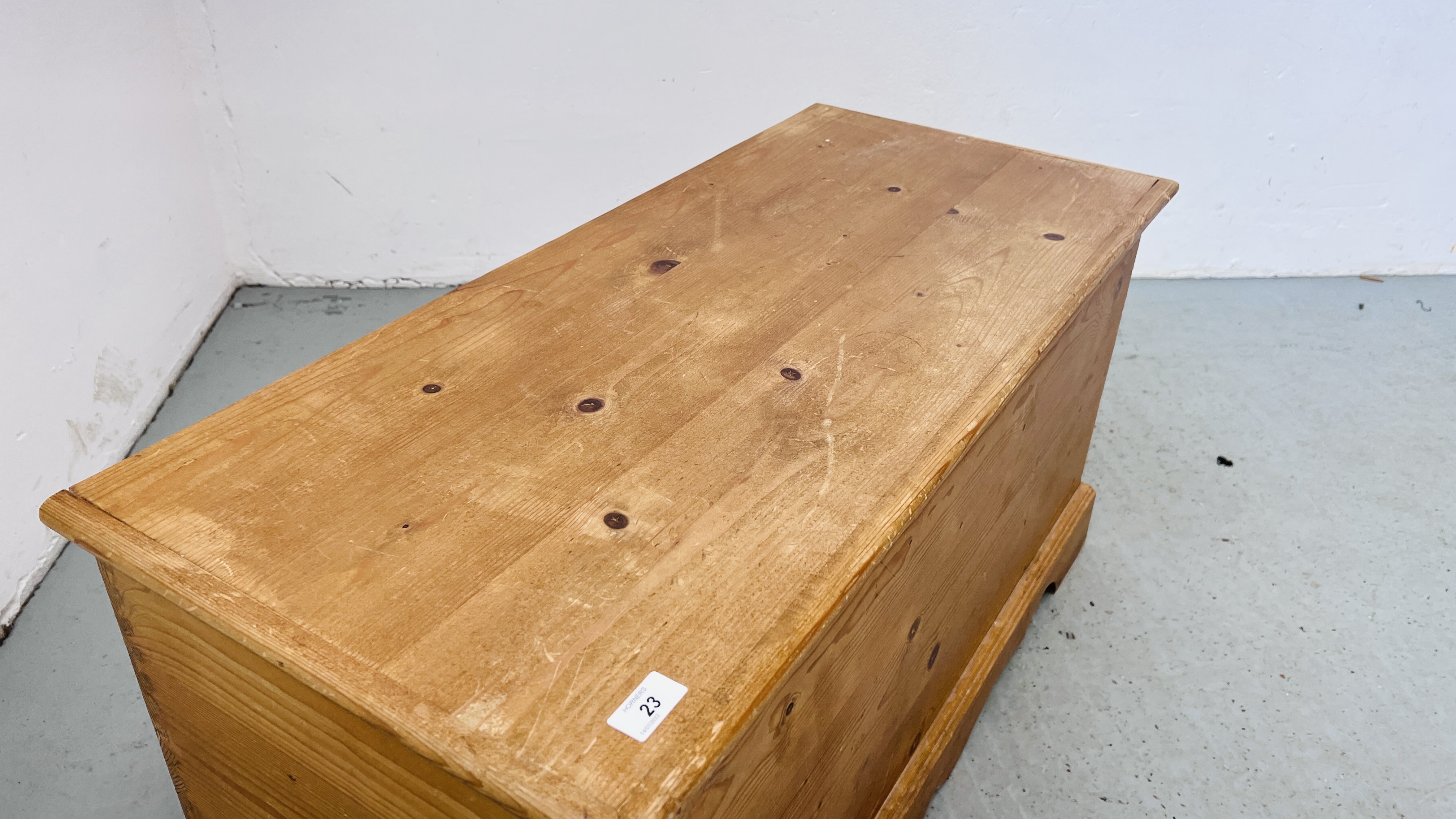 A SOLID PINE BLANKET BOX WIDTH 96CM. DEPTH 42CM. HEIGHT 49CM. - Image 4 of 6