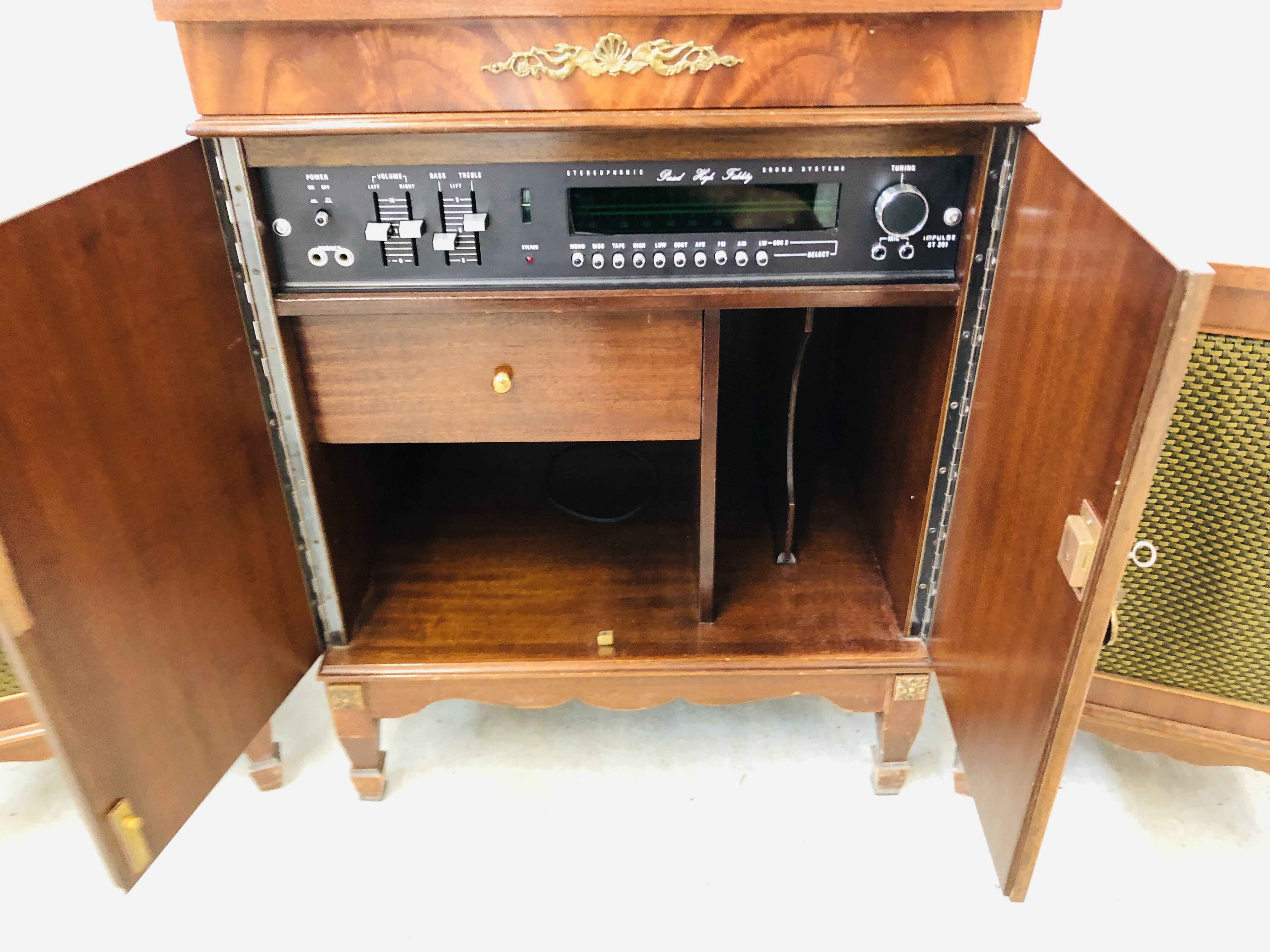 A VINTAGE WORCESTER PHF8 RADIOGRAM MODEL ST201/A COMPLETE WITH TWO SPEAKERS W 55CM X H 73CM - Image 7 of 11