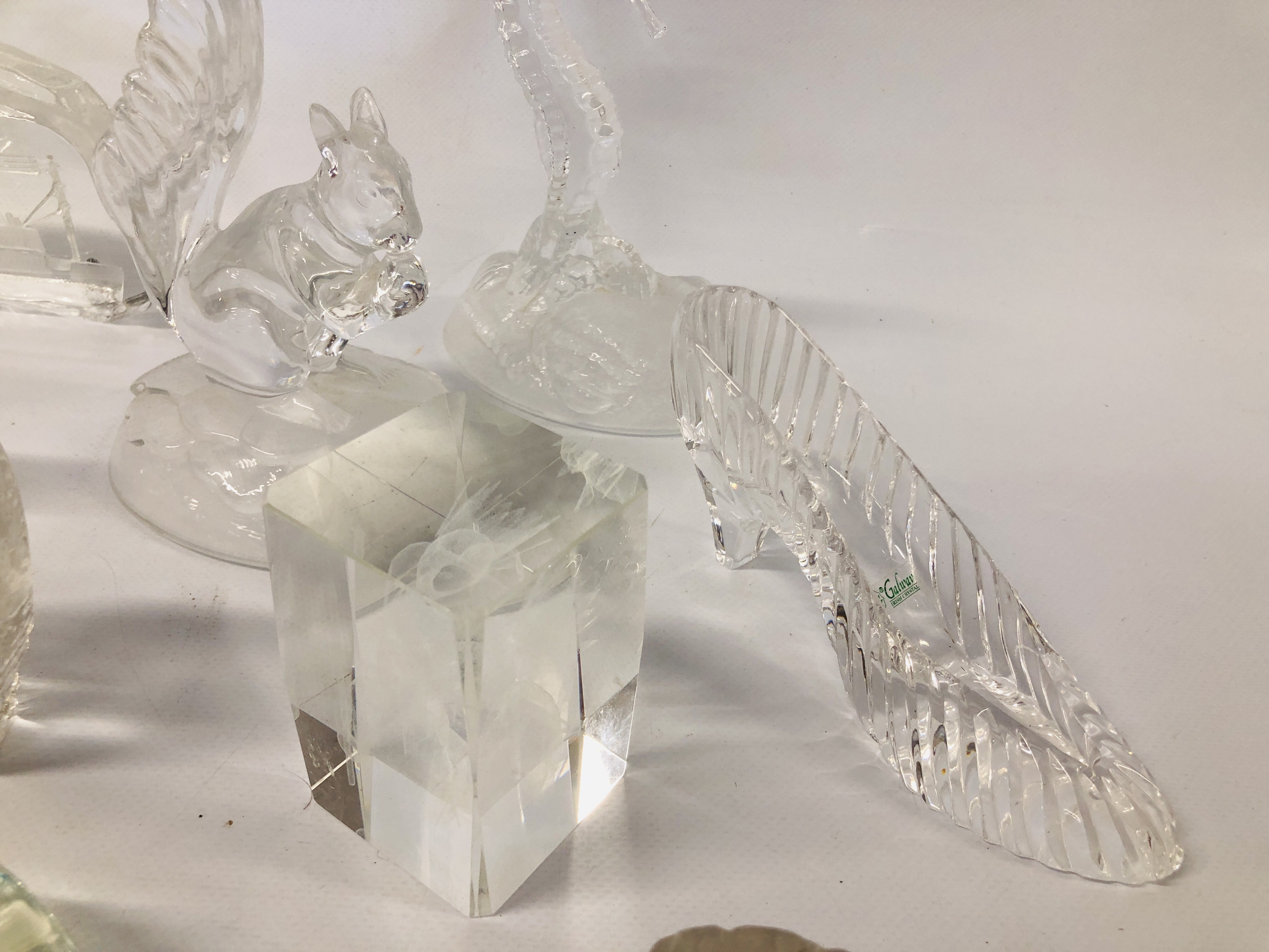 COLLECTION OF ASSORTED CLEAR GLASS ORNAMENTS TO INCLUDE A SEAHORSE, DOLPHIN, ELEPHANTS ETC. - Image 3 of 6