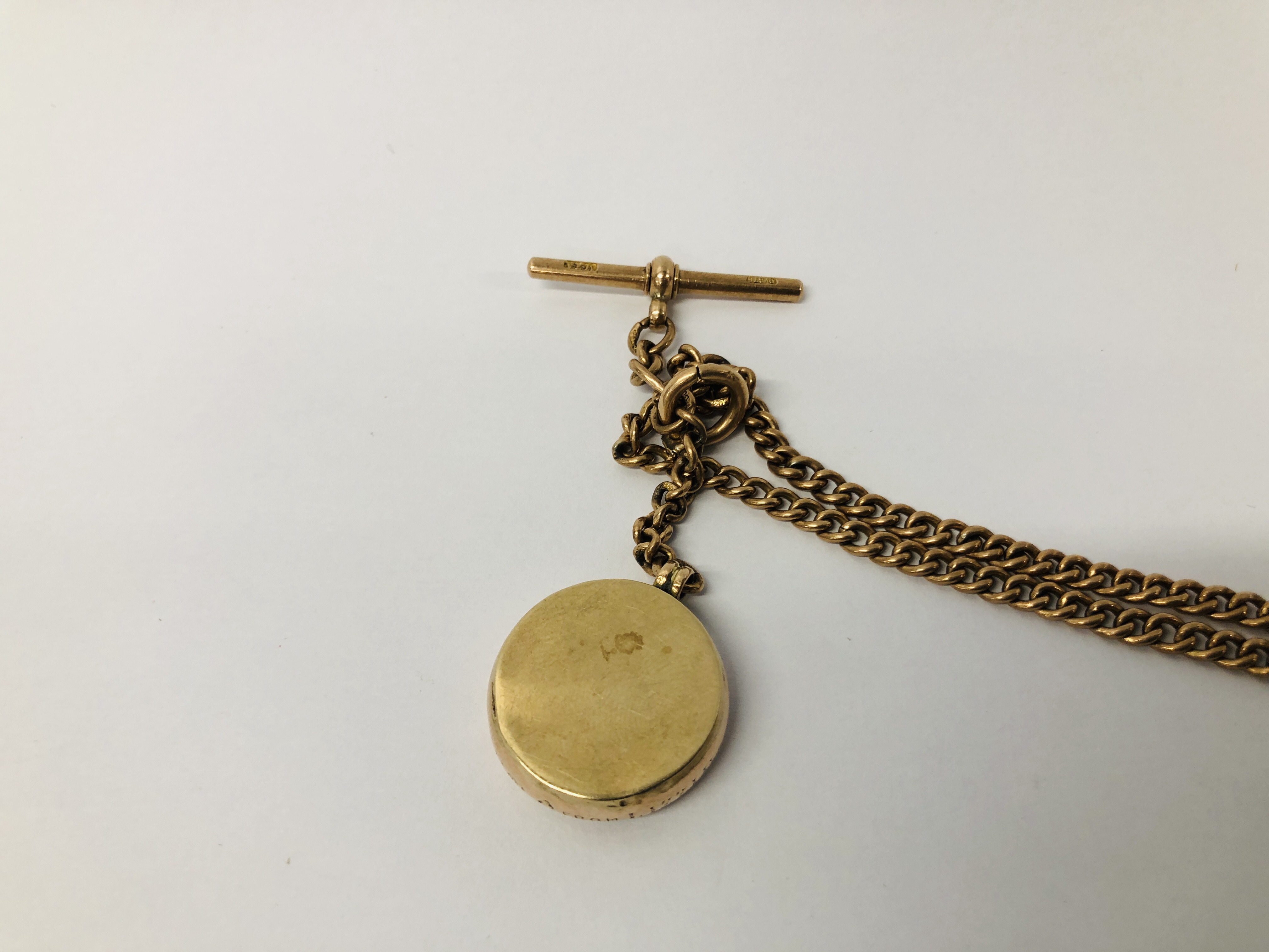 18CT GOLD CASED POCKET WATCH ON 9CT GOLD WATCH CHAIN PLUS VINTAGE YELLOW METAL FOB MARKED 10. - Image 7 of 17