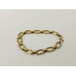 ELEGANT 9CT GOLD FLAT LINK BRACELET WITH A CROSS OVER DESIGN.