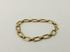 ELEGANT 9CT GOLD FLAT LINK BRACELET WITH A CROSS OVER DESIGN.