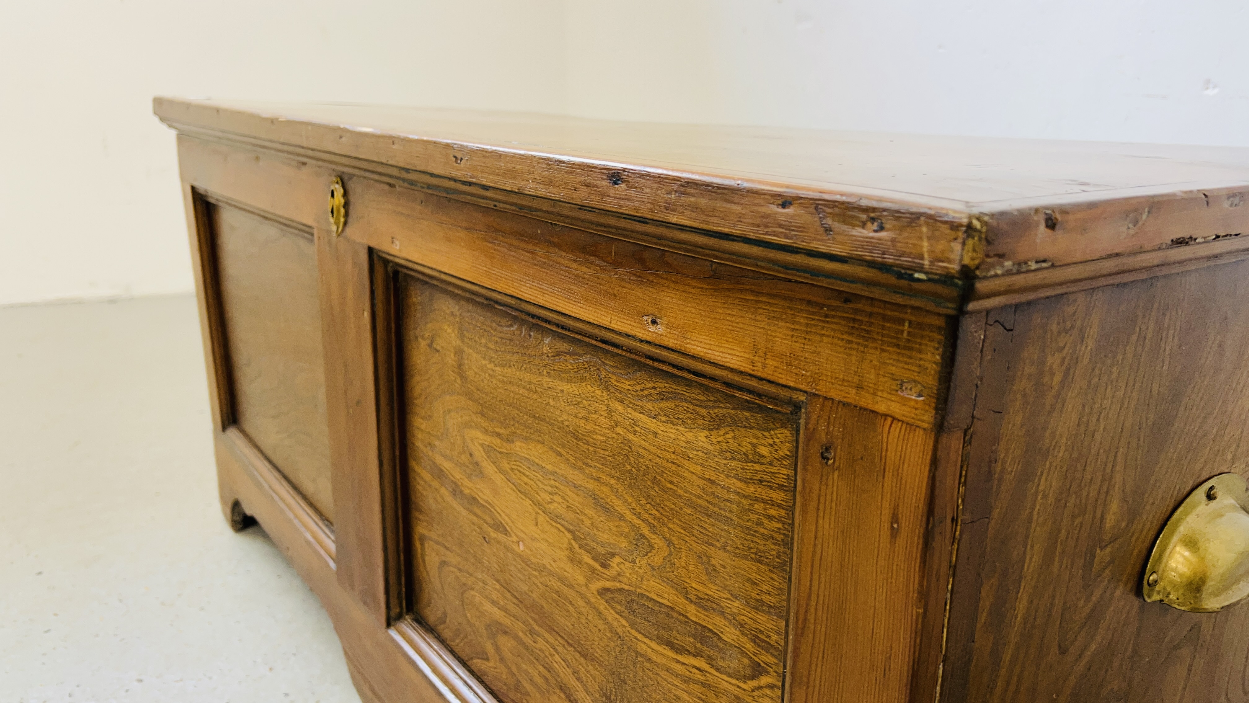 RUSTIC OAK BLANKET BOX WITH CANDLE BOX WIDTH 111CM. DEPTH 46CM. HEIGHT 53CM. - Image 3 of 9