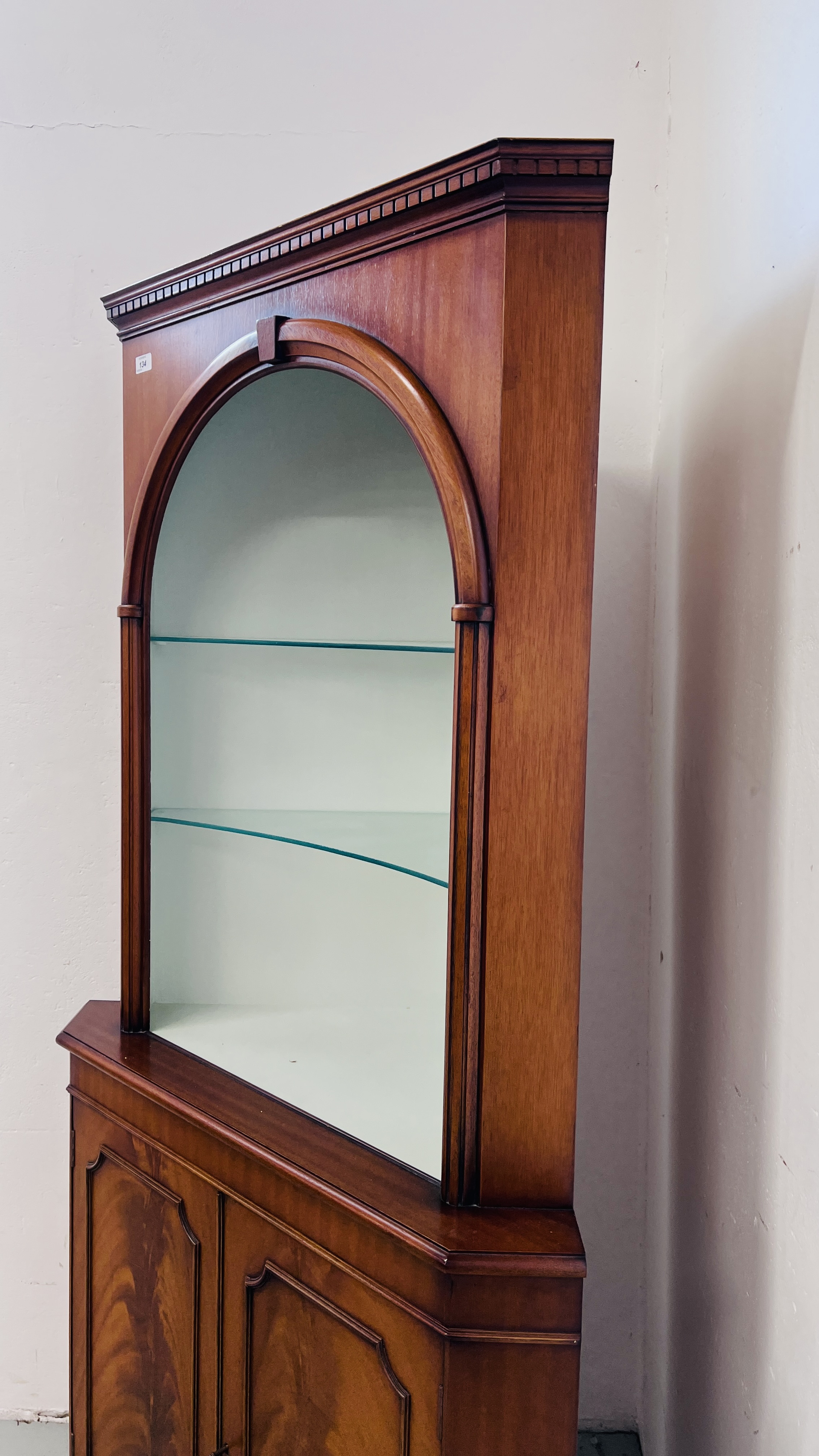 A QUALITY REPRODUCTION MAHOGANY FINISH CORNER CABINET WITH OPEN SHELVED TOP W 92CM, H 180CM. - Image 5 of 8