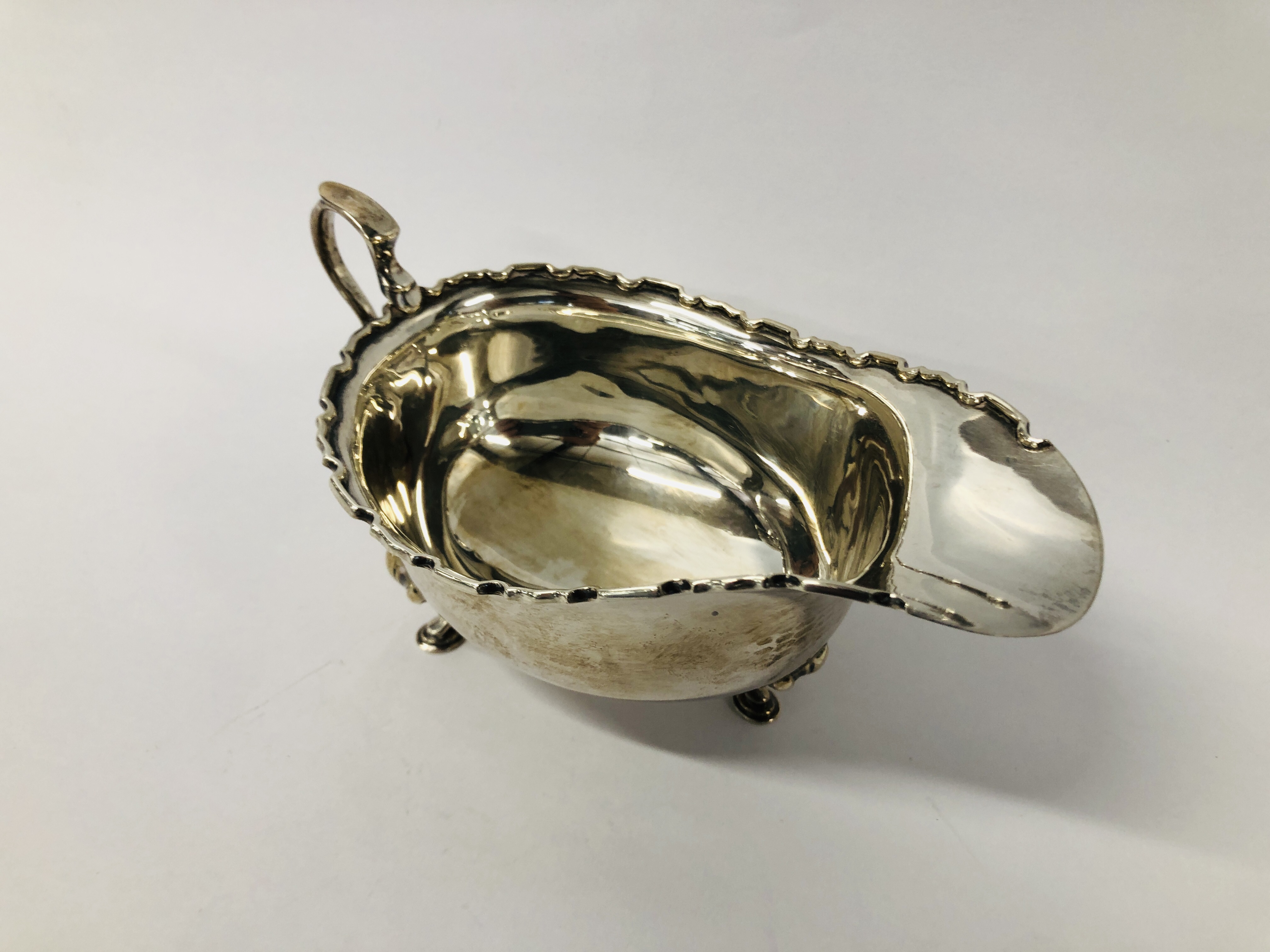 COLLECTION OF SILVER TO INCLUDE SILVER SAUCE BOAT, BIRMINGHAM ASSAY, SILVER SERVIETTE RING AND TOP, - Image 12 of 17