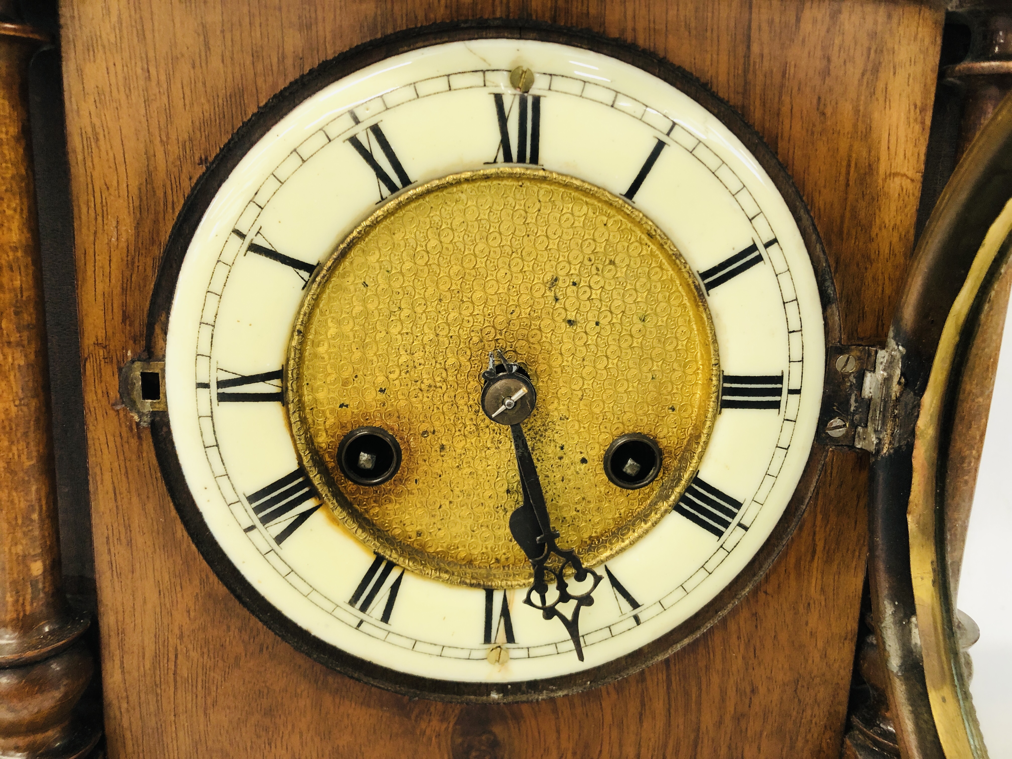 A OAK CASED MANTEL CLOCK WITH CARVED DETAIL AND PENDULUM H 39CM. - Image 5 of 8