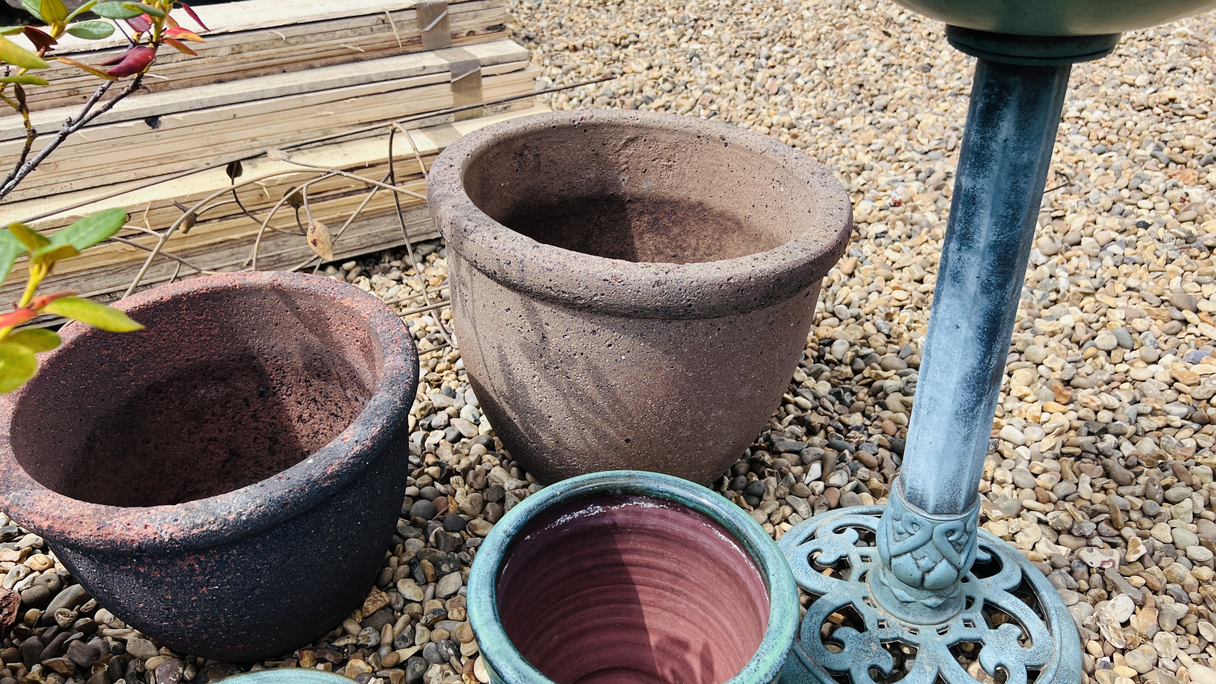 A COLLECTION OF APPROXIMATELY EIGHT GARDEN PLANTERS TO INCLUDE GLAZED AND PLASTIC BIRD BATH, - Image 5 of 6