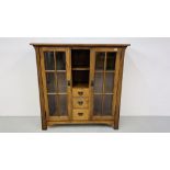A GOOD QUALITY COMBINATION OAK DISPLAY CABINET WITH CENTRAL DRAWERS AND SHELVES WIDTH 130CM.