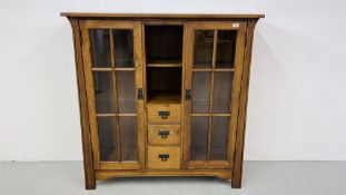 A GOOD QUALITY COMBINATION OAK DISPLAY CABINET WITH CENTRAL DRAWERS AND SHELVES WIDTH 130CM.