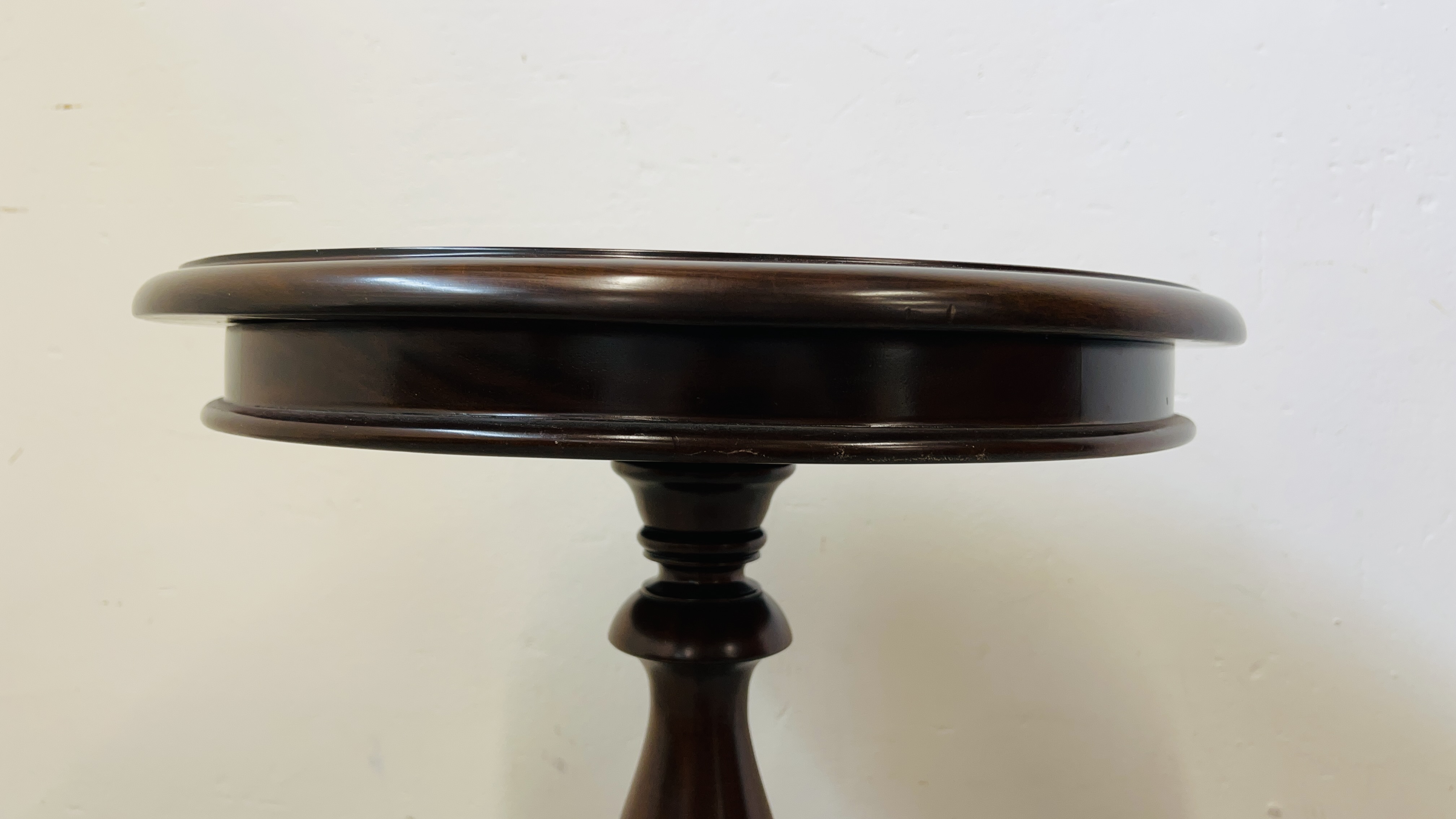 REPRODUCTION MAHOGANY PEDESTAL OCCASIONAL TABLE, WITH CIRCULAR TOP DIAMETER 51CM, HEIGHT 64CM. - Image 4 of 7