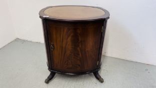 A REPRODUCTION MAHOGANY LOZENGE SHAPE REGENCY STYLE DRINKS CABINET WITH TOOLED LEATHERETTE TO TOP W