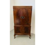 A GOOD QUALITY REPRODUCTION MAHOGANY FINISH DRINKS CABINET WITH MIRRORED INTERIOR STANDING ON