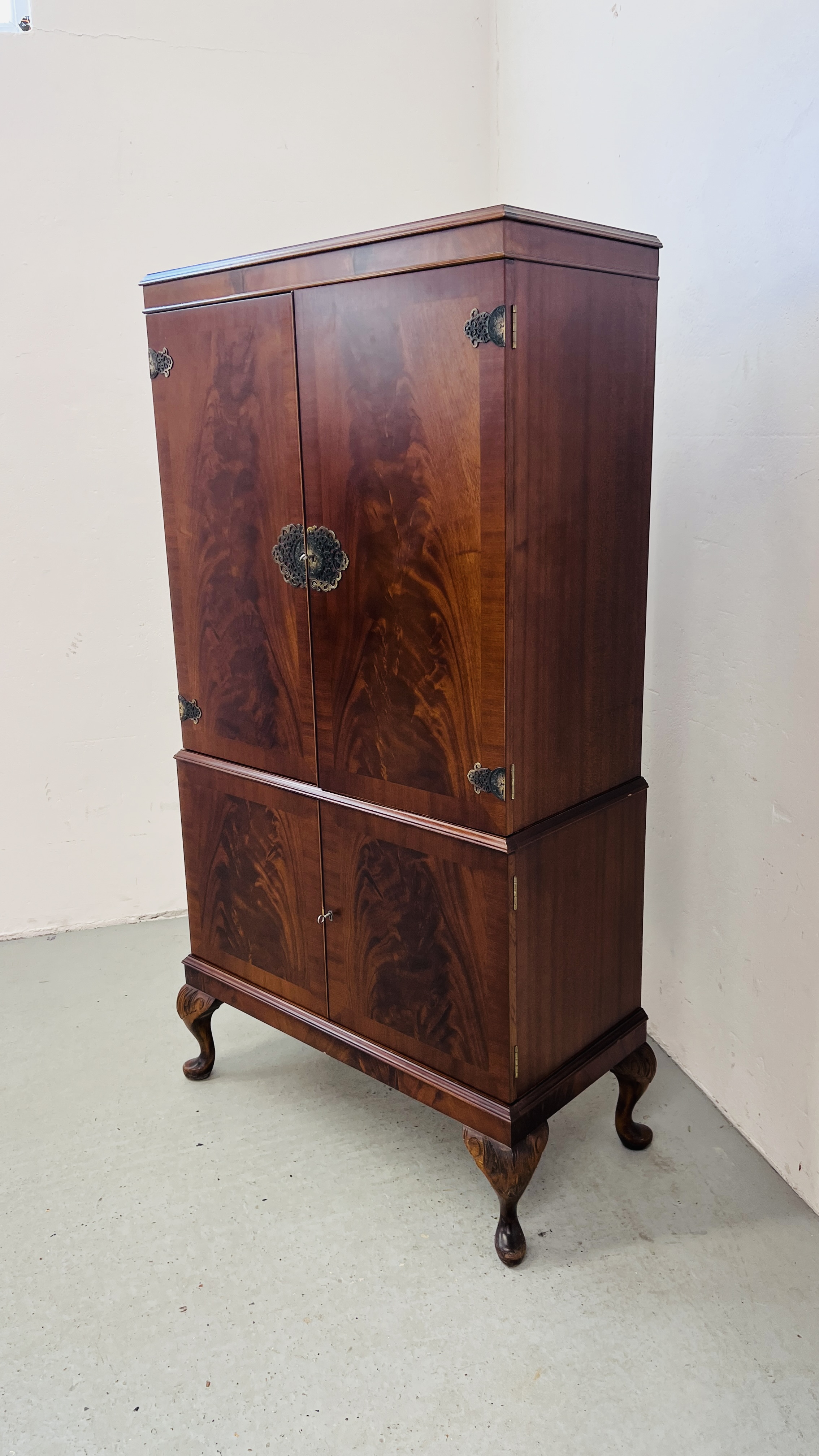 A GOOD QUALITY REPRODUCTION MAHOGANY FINISH DRINKS CABINET WITH MIRRORED INTERIOR STANDING ON - Image 2 of 12