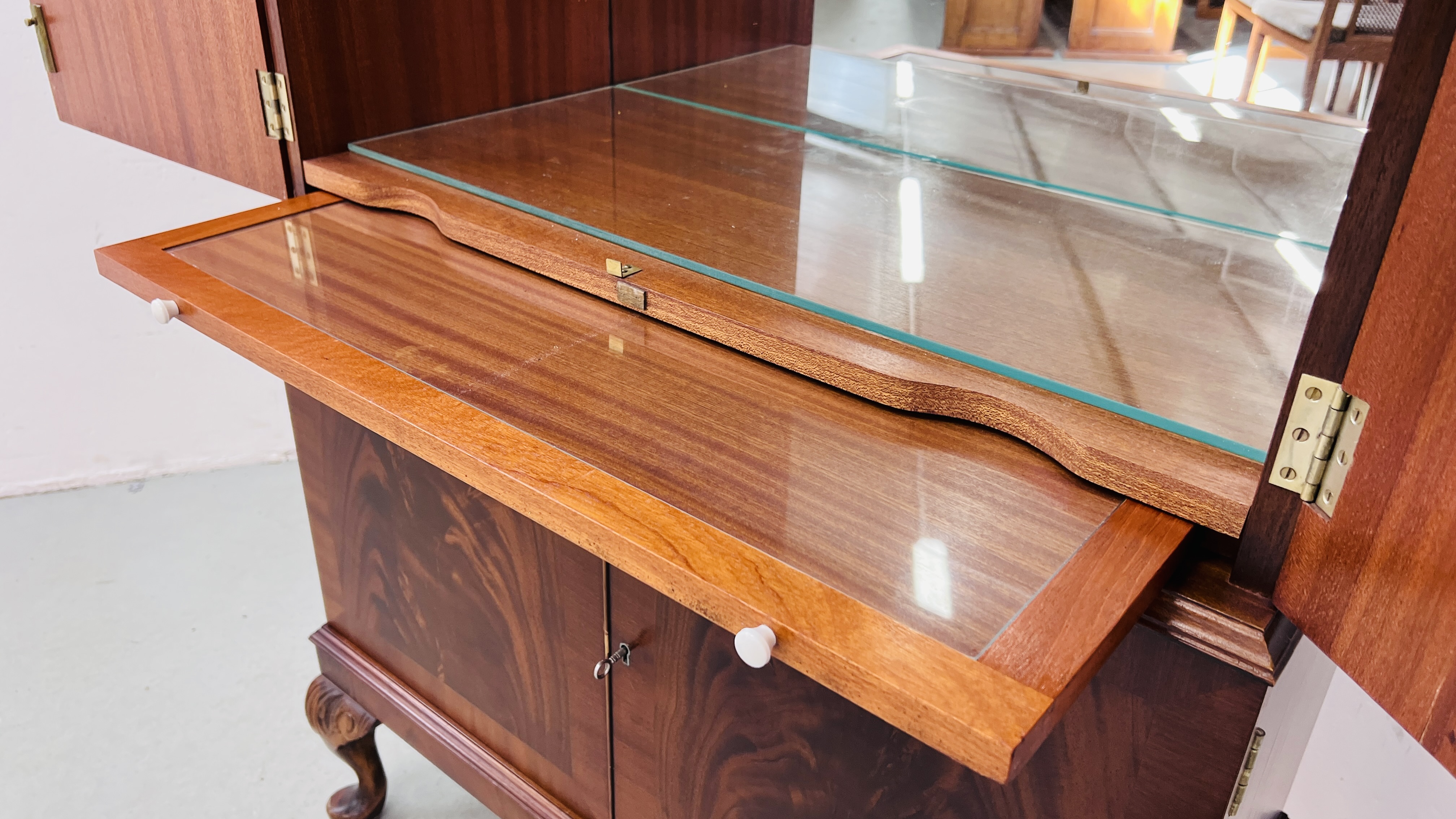 A GOOD QUALITY REPRODUCTION MAHOGANY FINISH DRINKS CABINET WITH MIRRORED INTERIOR STANDING ON - Image 11 of 12