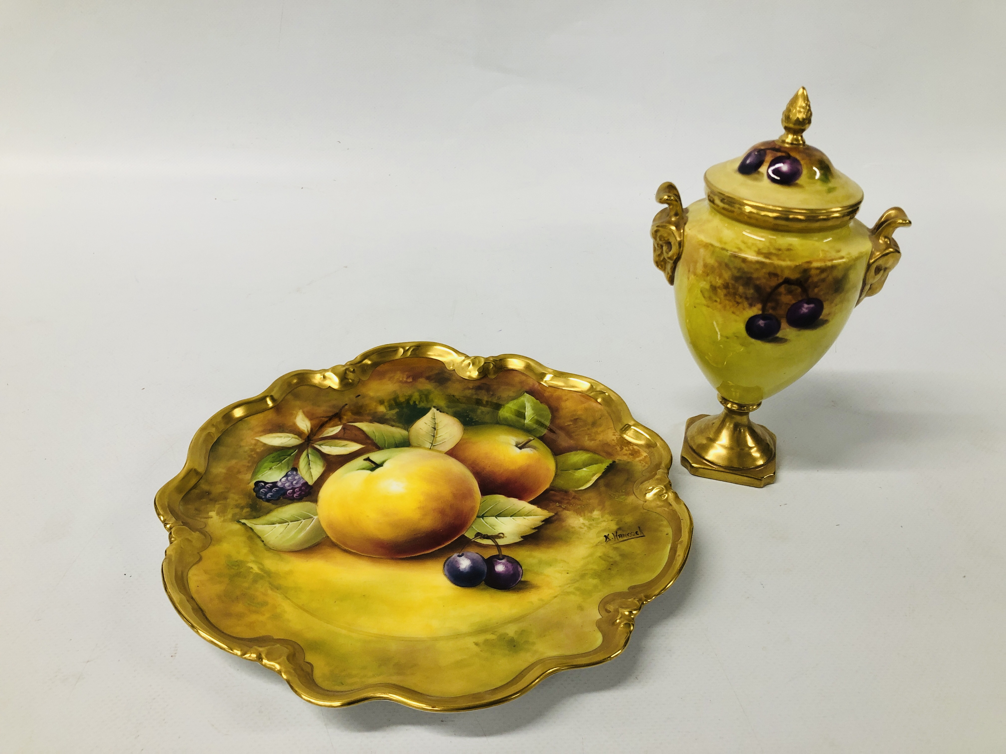 COALPORT PORCELAIN FRUIT PATTERN LIDDED URN / VASE HAND PAINTED BY KEITH HANCOCK HEIGHT 18CM ALONG