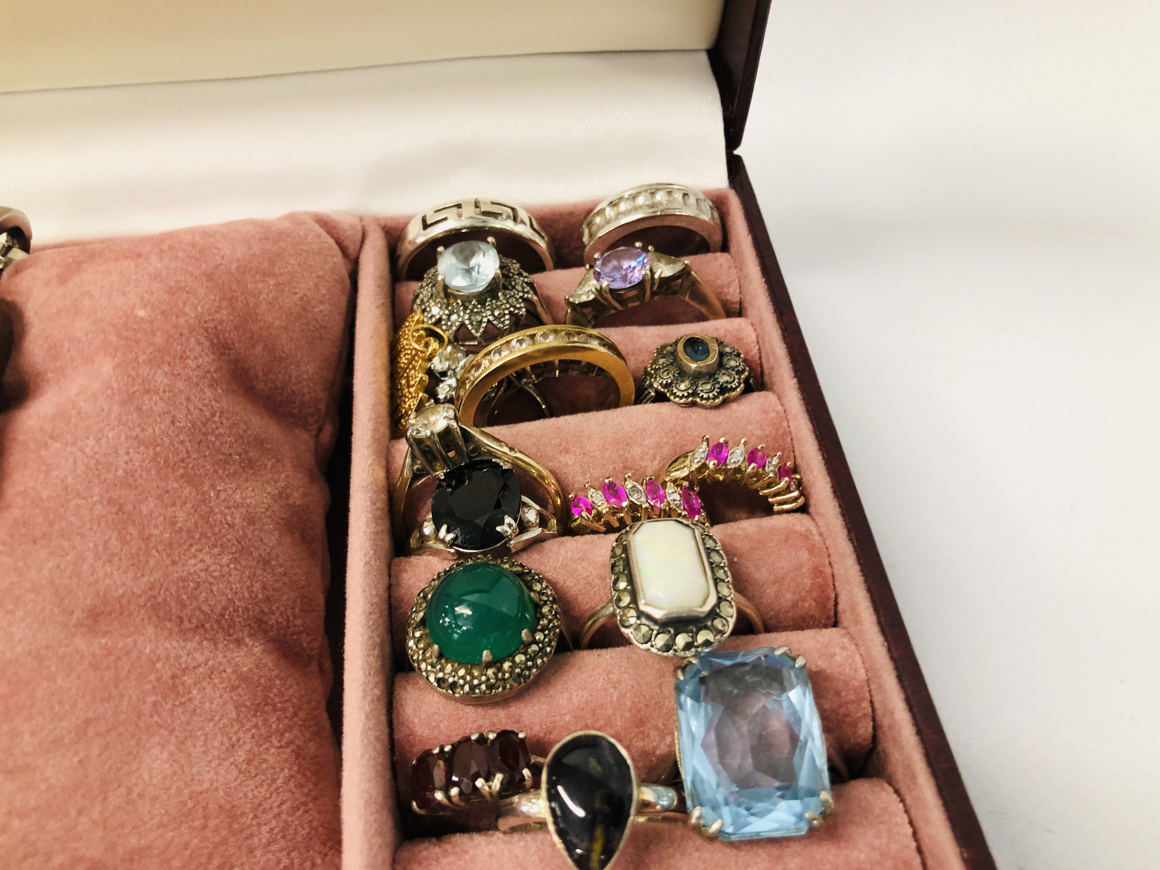 BOX OF APPROXIMATELY 28 GOOD QUALITY STONE SET DRESS RINGS TO INCLUDE SILVER ALONG WITH VARIOUS - Image 6 of 9