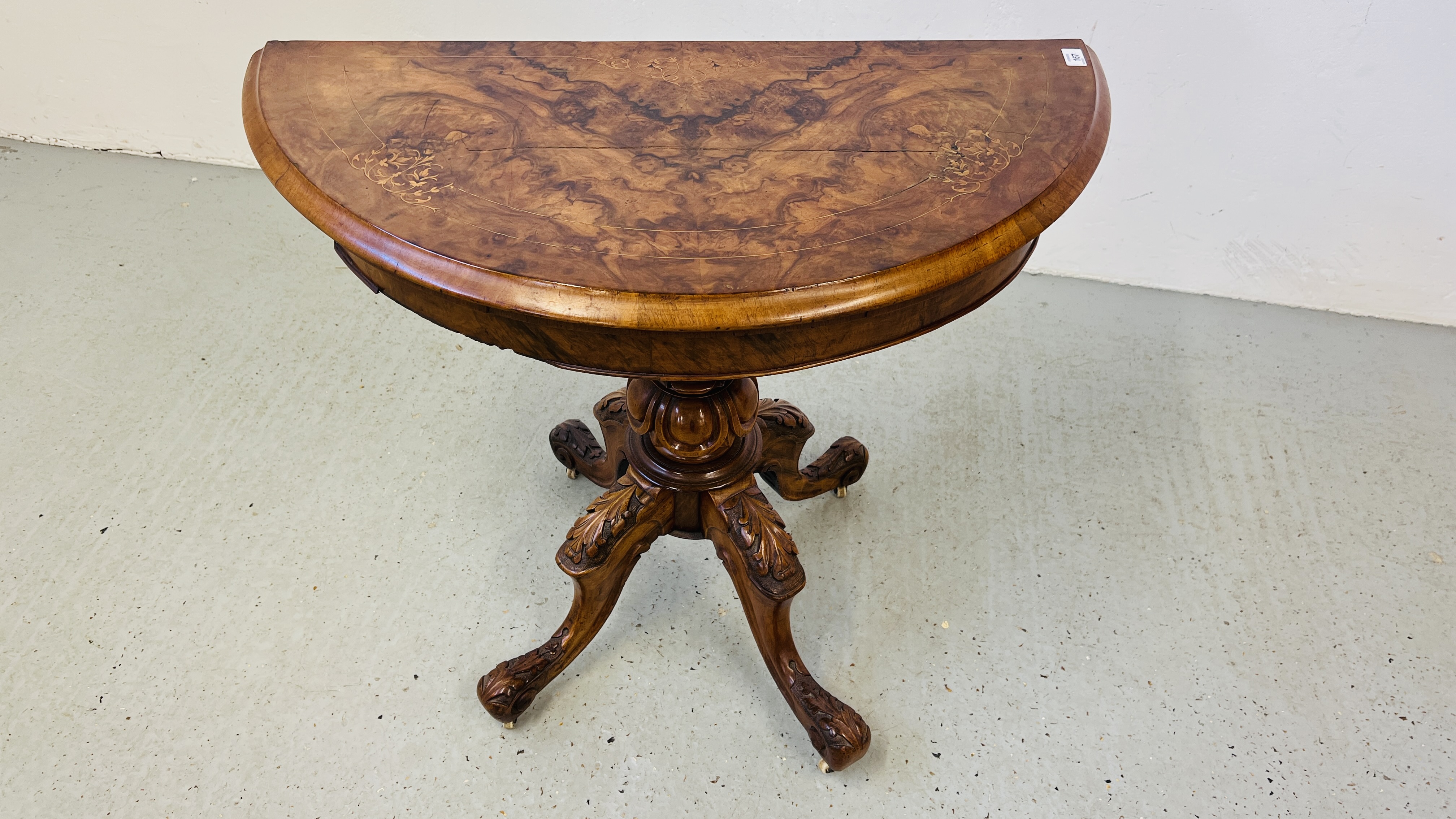 EDWARDIAN WALNUT SINGLE PEDESTAL CARD/GAMES TABLE WITH BAIZE INSERT INLAID DETAIL DIA. 92CM.