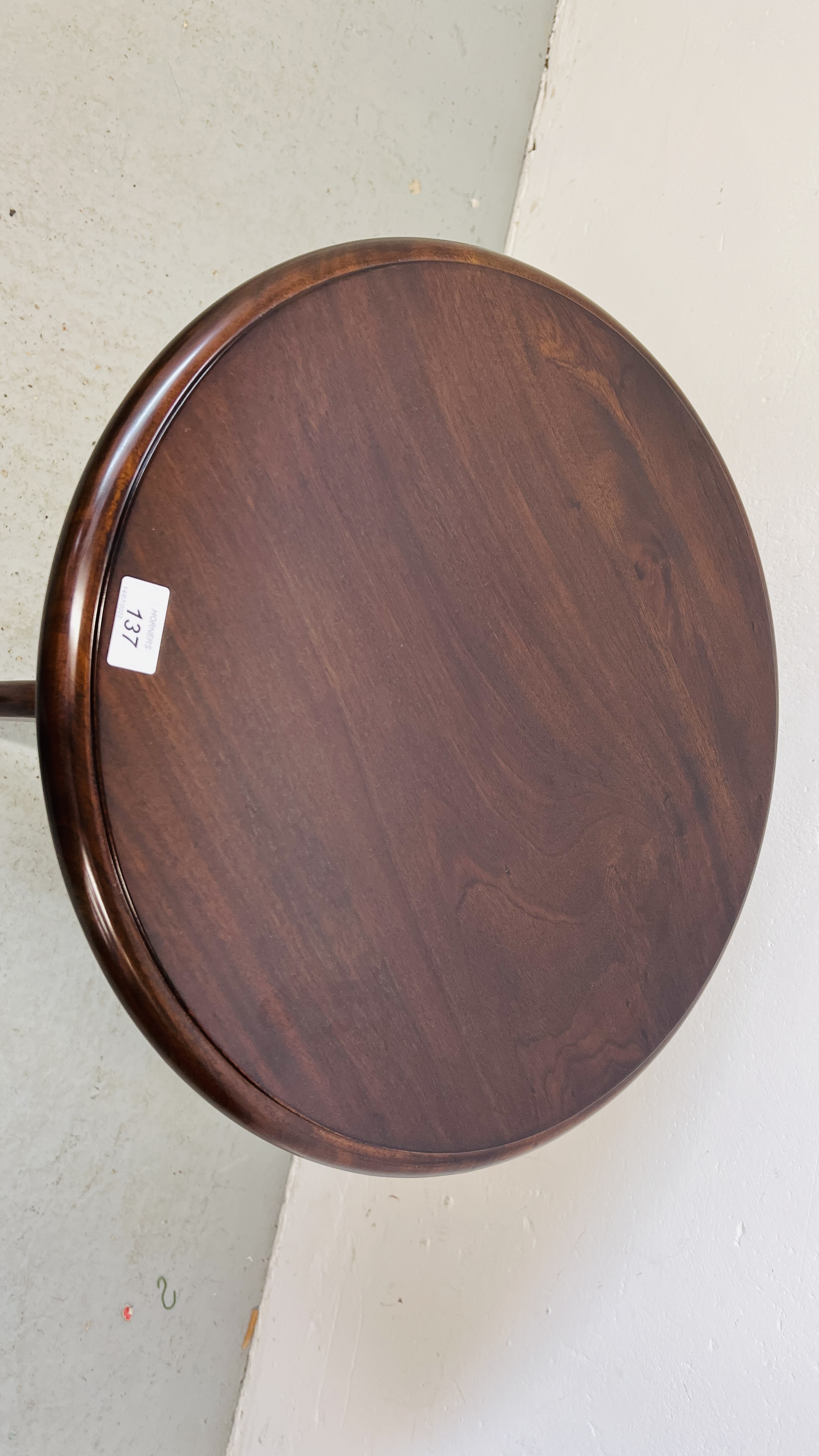 REPRODUCTION MAHOGANY PEDESTAL OCCASIONAL TABLE, WITH CIRCULAR TOP DIAMETER 51CM, HEIGHT 64CM. - Image 2 of 7