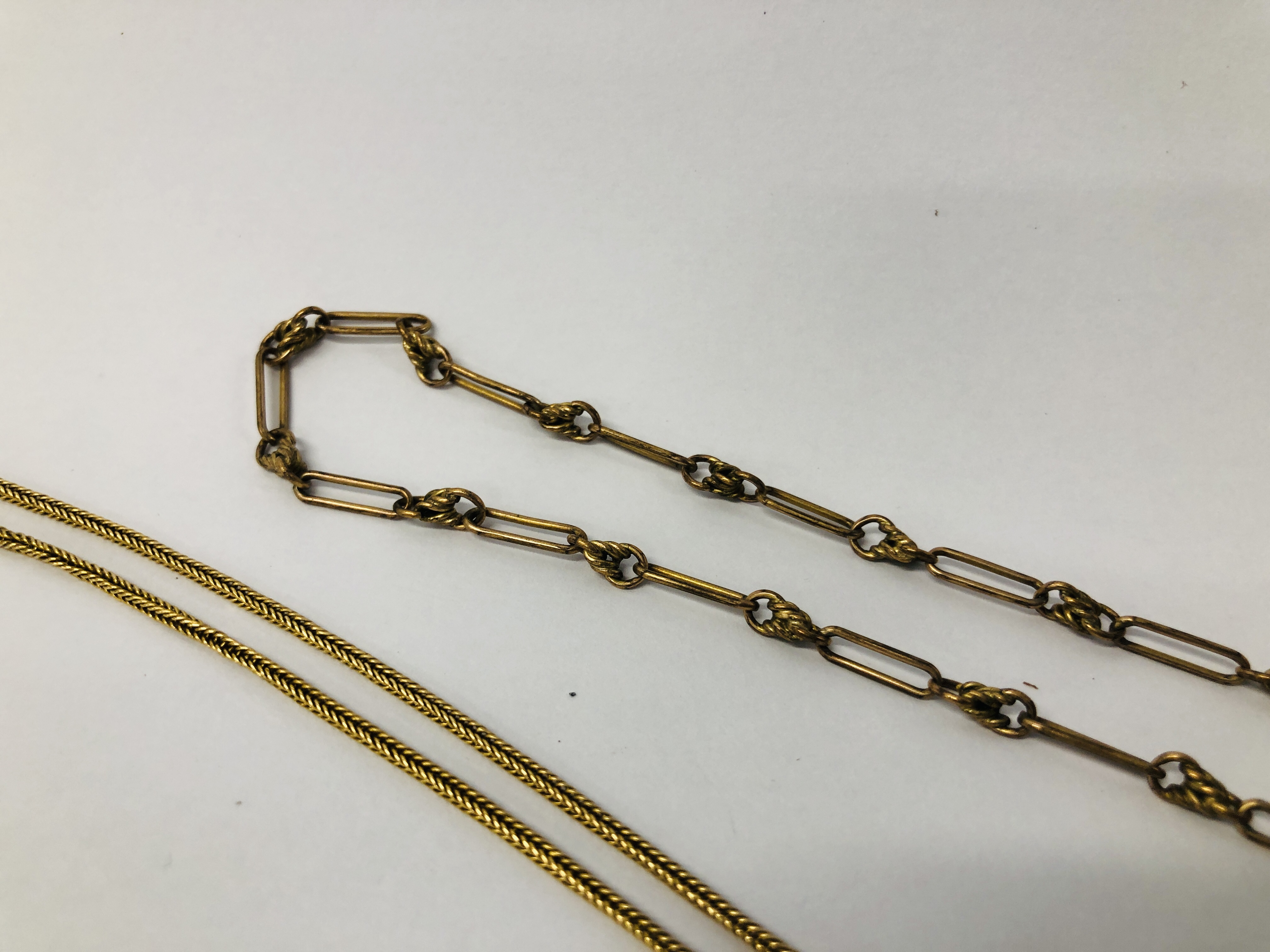 A GOLD PLATED BATON LINK NECKLACE (NO CLASP) AND A FINE LINK YELLOW METAL NECKLACE WITH MOTHER MARY - Image 7 of 12