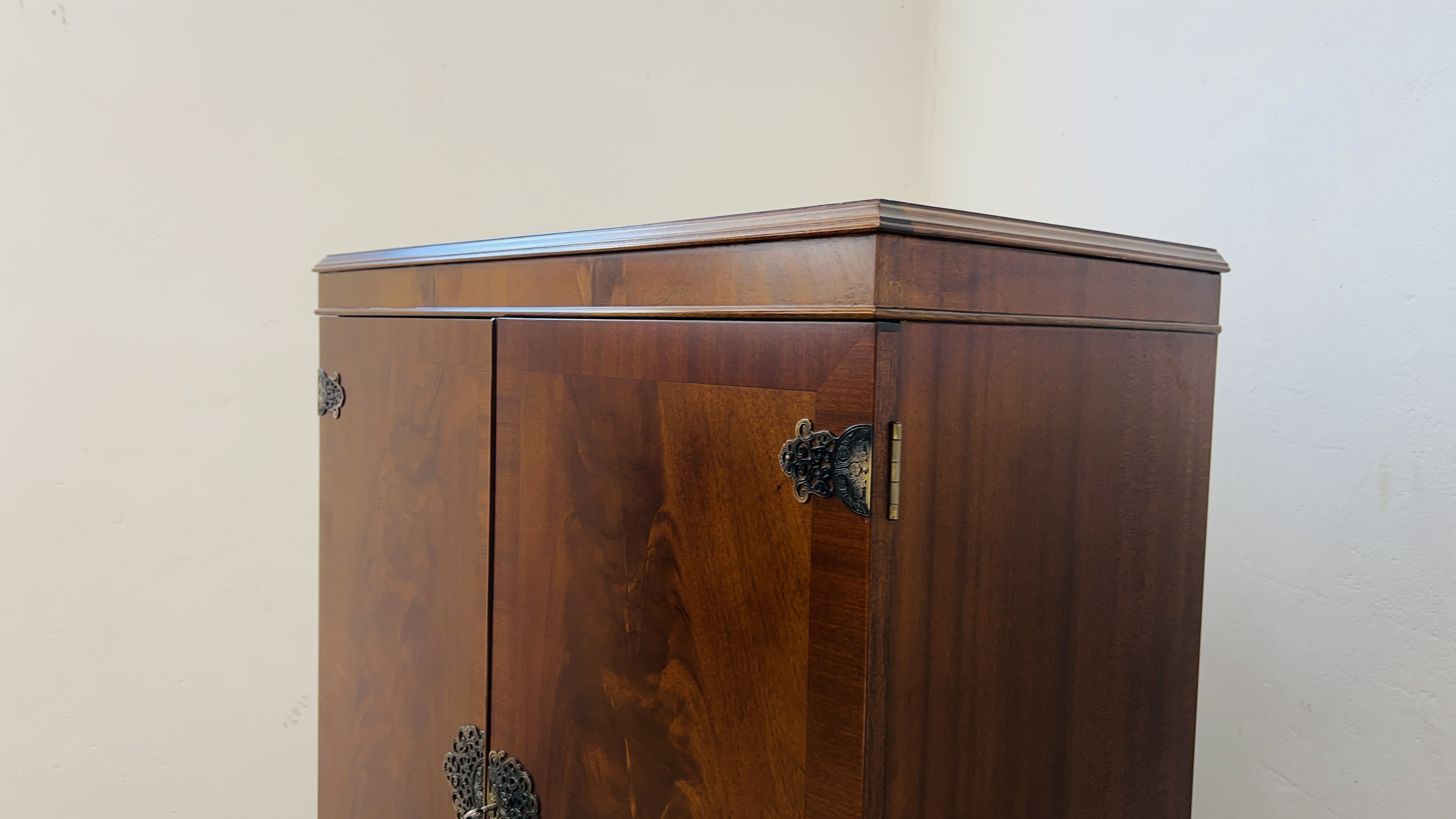 A GOOD QUALITY REPRODUCTION MAHOGANY FINISH DRINKS CABINET WITH MIRRORED INTERIOR STANDING ON - Image 3 of 12