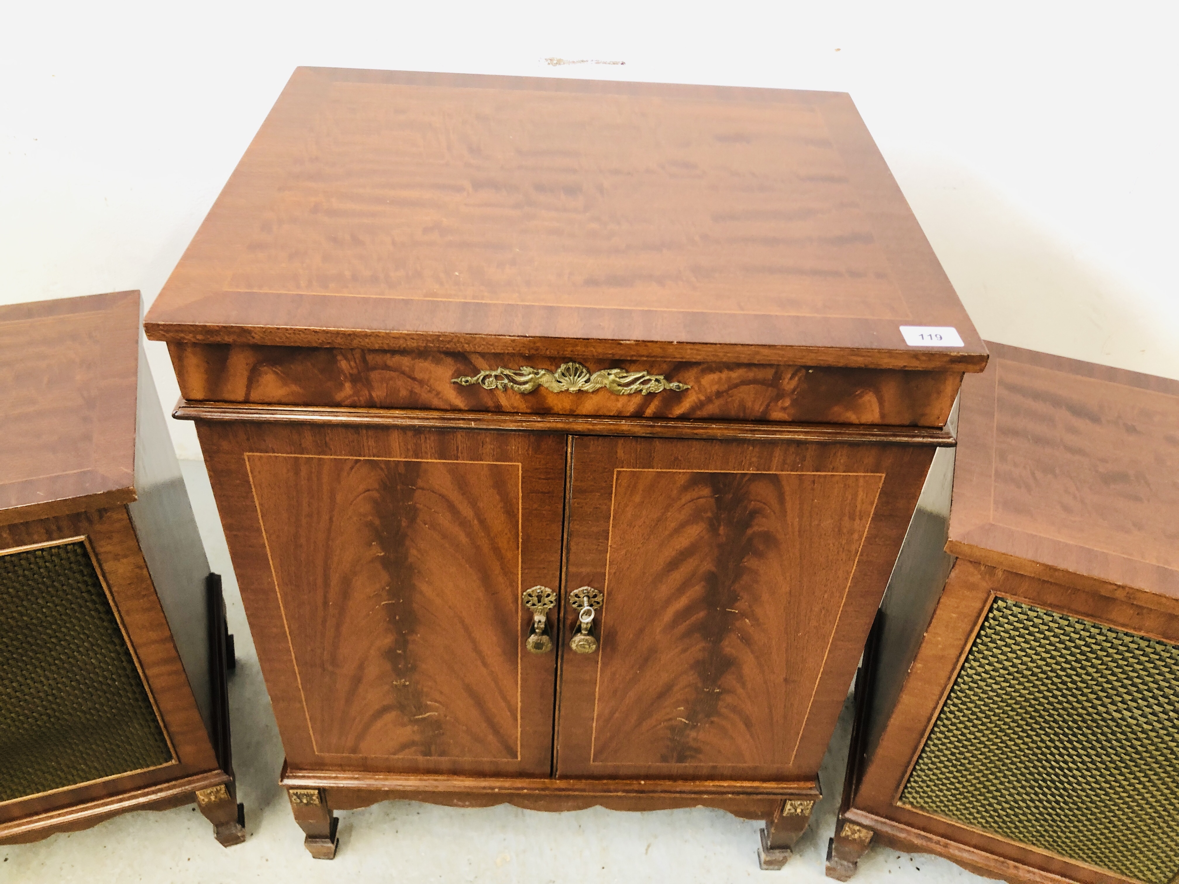 A VINTAGE WORCESTER PHF8 RADIOGRAM MODEL ST201/A COMPLETE WITH TWO SPEAKERS W 55CM X H 73CM - Image 4 of 11